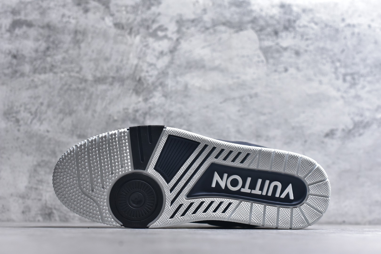 图片[6]-#顶级莞产 LOUIS VUITTON 路易威登 LV Trainer 牛皮革 ✦ 原楦原纸版开模，鞋型立体饱满 ✦ 零毛边、零溢胶、零线头瑕疵 ✦ 细节与原版一致 区分市面通货 ✦ 多层叠片＋电脑针车，针距密度一致 ✦ Monogram浮雕＋3D高频压纹 ✦ 多密度发泡中底：支撑回弹媲美专柜 ✦ 原装橡胶大底：含胶量高、纹路深、双拼接零偏差 ✦ ZP级原装包装：专柜款鞋盒＋防尘袋＋说明书 尺码：39 40 41 42 43 44 45-选品中心