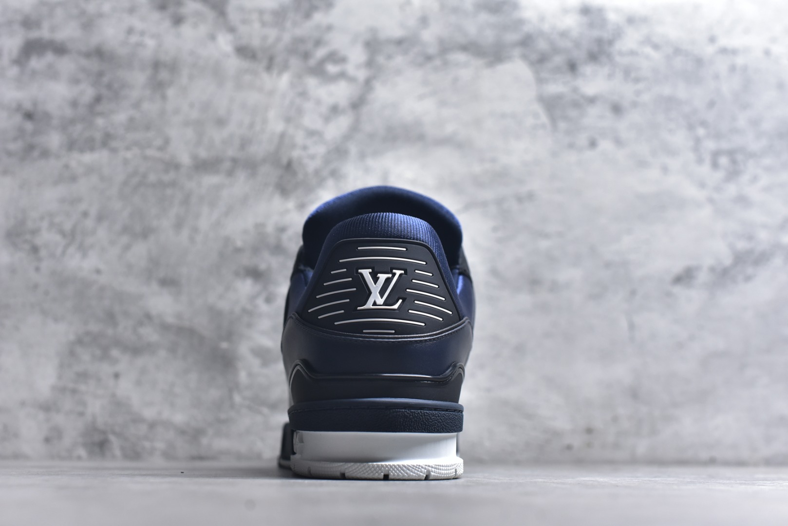 图片[5]-#顶级莞产 LOUIS VUITTON 路易威登 LV Trainer 牛皮革 ✦ 原楦原纸版开模，鞋型立体饱满 ✦ 零毛边、零溢胶、零线头瑕疵 ✦ 细节与原版一致 区分市面通货 ✦ 多层叠片＋电脑针车，针距密度一致 ✦ Monogram浮雕＋3D高频压纹 ✦ 多密度发泡中底：支撑回弹媲美专柜 ✦ 原装橡胶大底：含胶量高、纹路深、双拼接零偏差 ✦ ZP级原装包装：专柜款鞋盒＋防尘袋＋说明书 尺码：39 40 41 42 43 44 45-选品中心