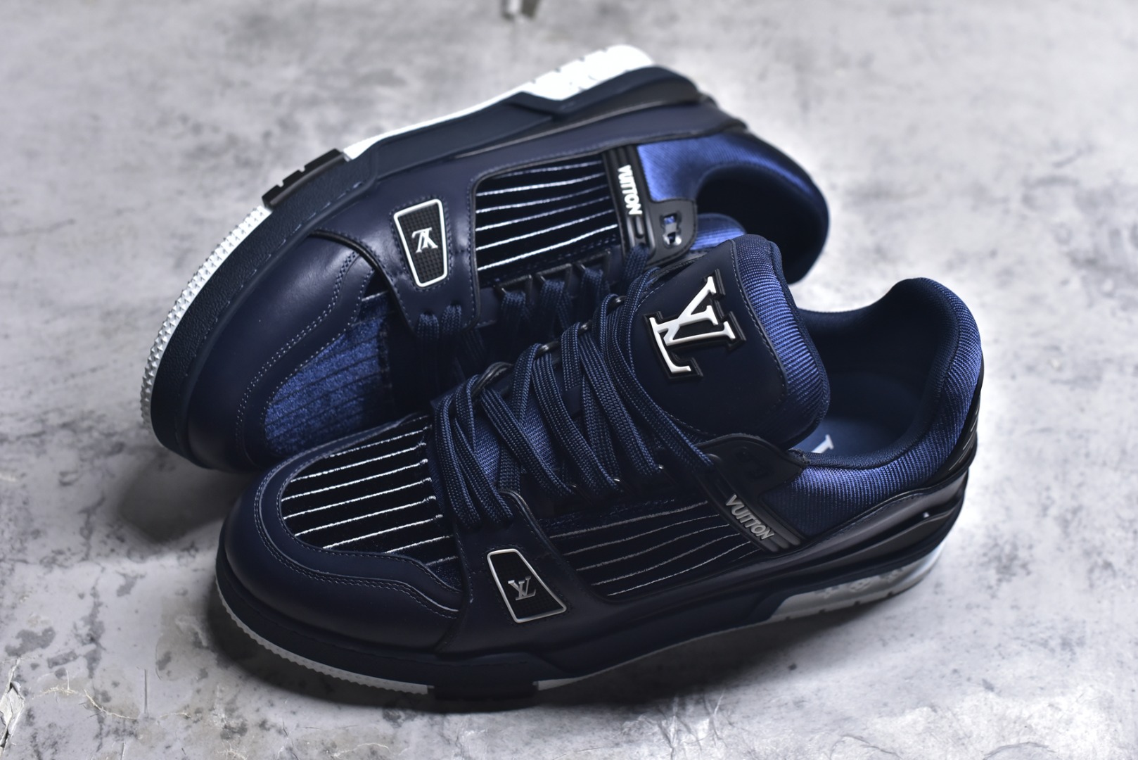 图片[7]-#顶级莞产 LOUIS VUITTON 路易威登 LV Trainer 牛皮革 ✦ 原楦原纸版开模，鞋型立体饱满 ✦ 零毛边、零溢胶、零线头瑕疵 ✦ 细节与原版一致 区分市面通货 ✦ 多层叠片＋电脑针车，针距密度一致 ✦ Monogram浮雕＋3D高频压纹 ✦ 多密度发泡中底：支撑回弹媲美专柜 ✦ 原装橡胶大底：含胶量高、纹路深、双拼接零偏差 ✦ ZP级原装包装：专柜款鞋盒＋防尘袋＋说明书 尺码：39 40 41 42 43 44 45-选品中心