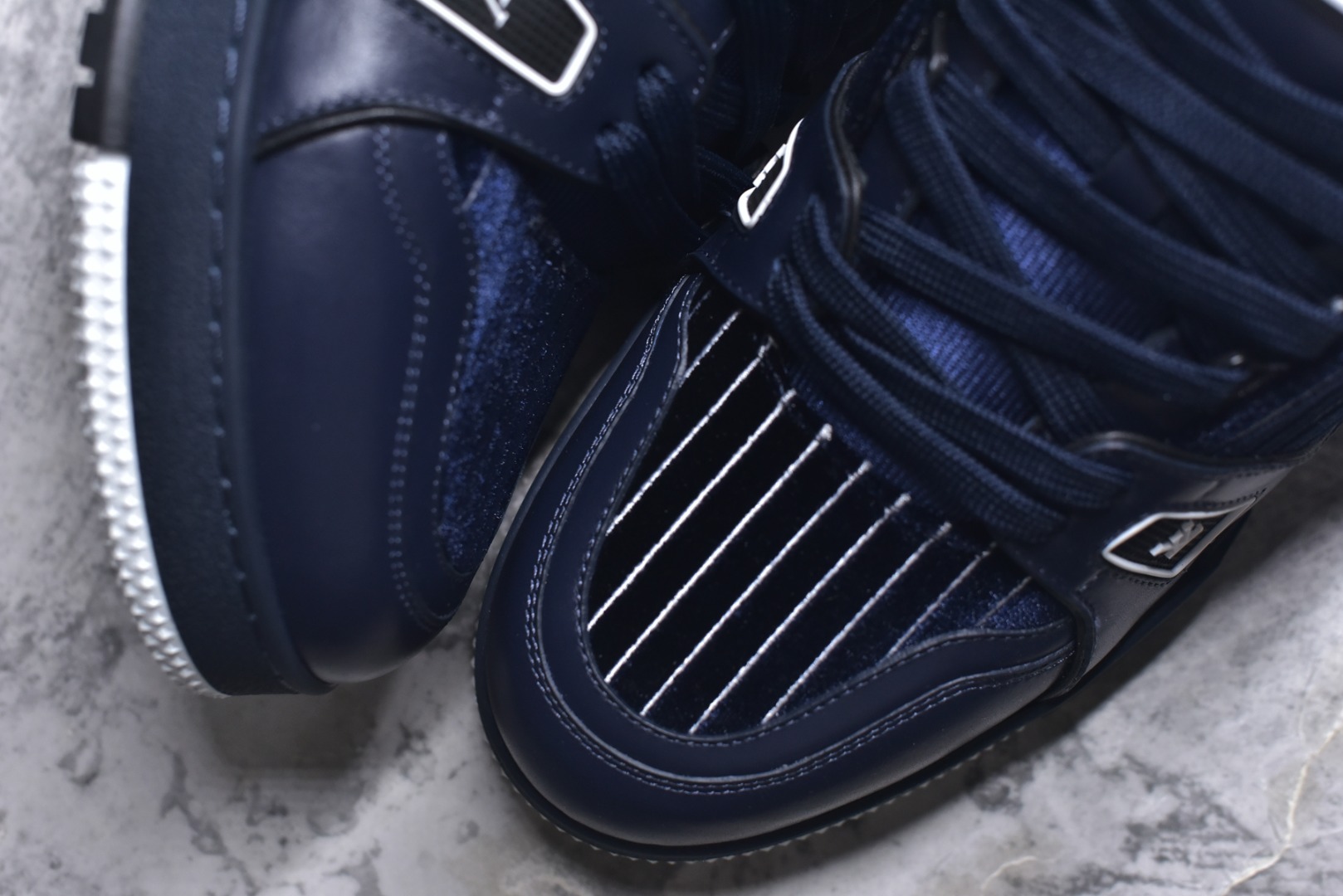 图片[8]-#顶级莞产 LOUIS VUITTON 路易威登 LV Trainer 牛皮革 ✦ 原楦原纸版开模，鞋型立体饱满 ✦ 零毛边、零溢胶、零线头瑕疵 ✦ 细节与原版一致 区分市面通货 ✦ 多层叠片＋电脑针车，针距密度一致 ✦ Monogram浮雕＋3D高频压纹 ✦ 多密度发泡中底：支撑回弹媲美专柜 ✦ 原装橡胶大底：含胶量高、纹路深、双拼接零偏差 ✦ ZP级原装包装：专柜款鞋盒＋防尘袋＋说明书 尺码：39 40 41 42 43 44 45-选品中心