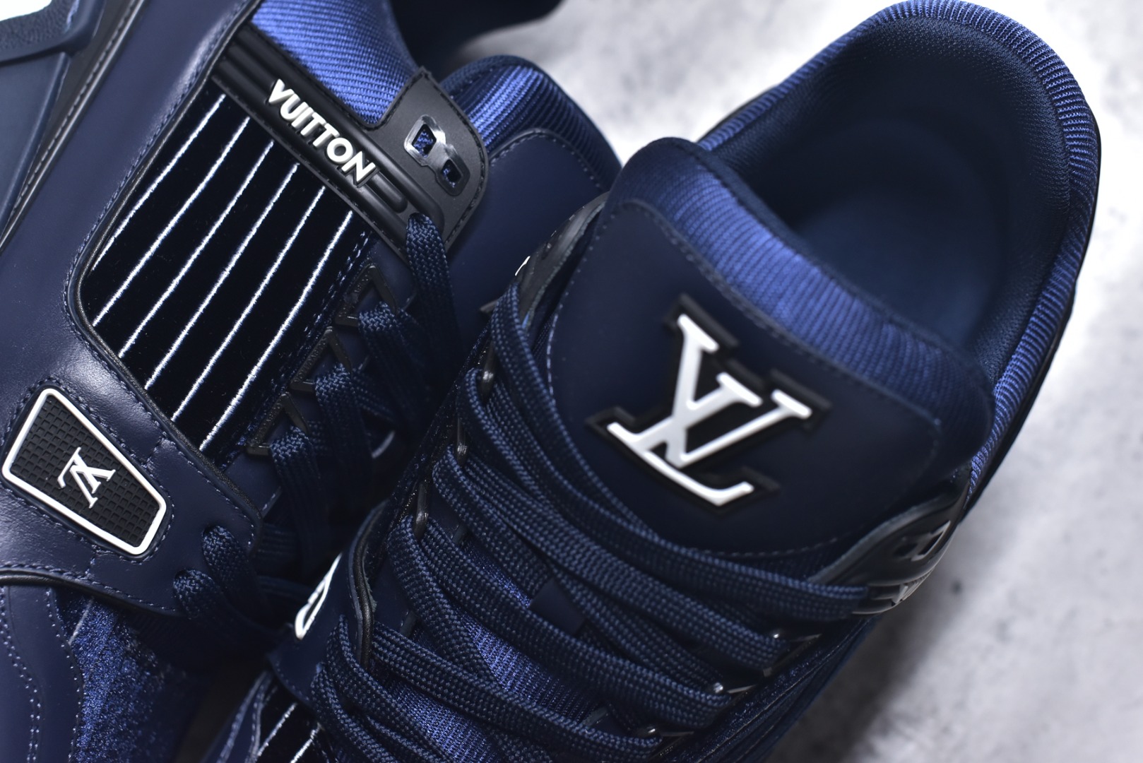 图片[9]-#顶级莞产 LOUIS VUITTON 路易威登 LV Trainer 牛皮革 ✦ 原楦原纸版开模，鞋型立体饱满 ✦ 零毛边、零溢胶、零线头瑕疵 ✦ 细节与原版一致 区分市面通货 ✦ 多层叠片＋电脑针车，针距密度一致 ✦ Monogram浮雕＋3D高频压纹 ✦ 多密度发泡中底：支撑回弹媲美专柜 ✦ 原装橡胶大底：含胶量高、纹路深、双拼接零偏差 ✦ ZP级原装包装：专柜款鞋盒＋防尘袋＋说明书 尺码：39 40 41 42 43 44 45-选品中心