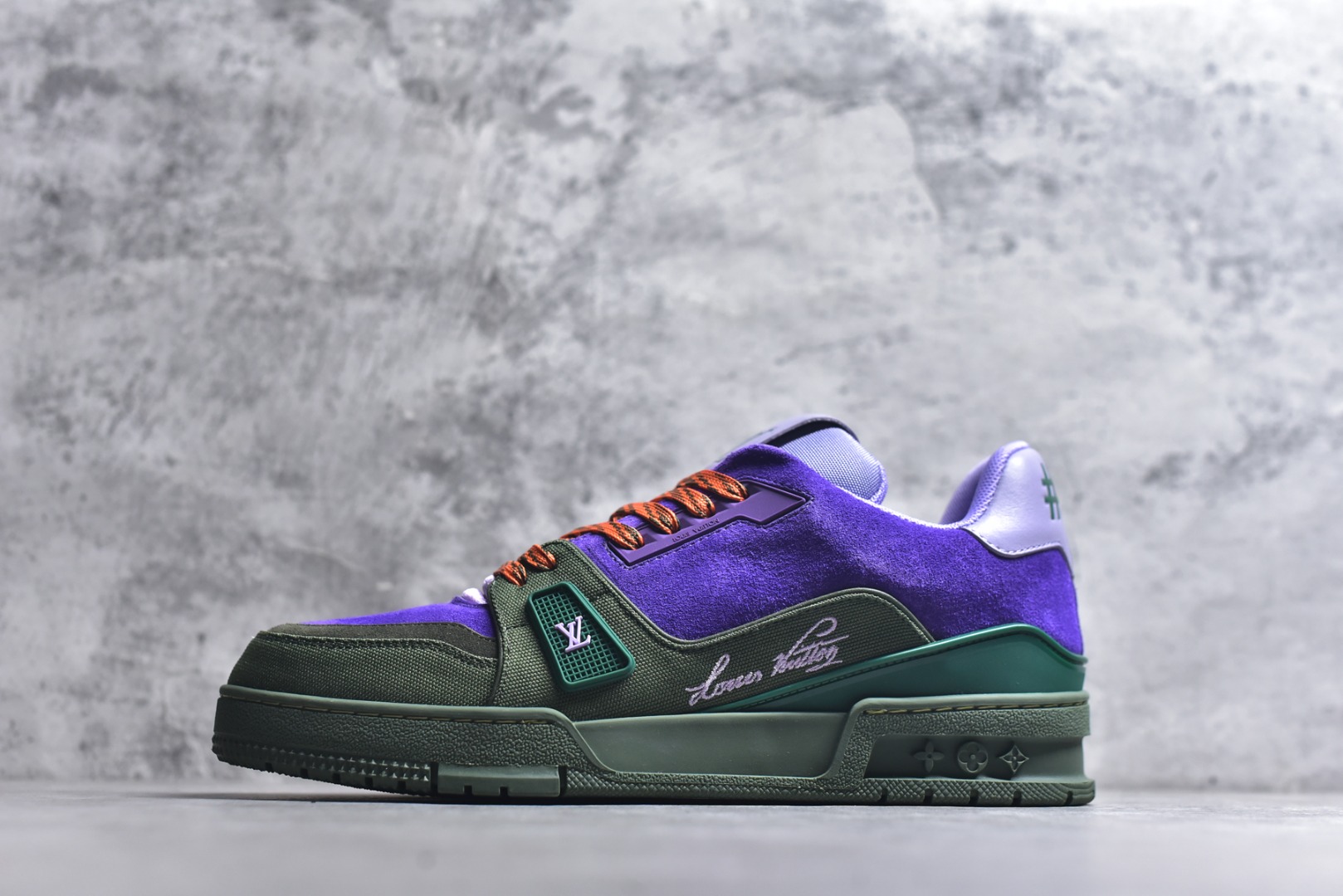 #顶级莞产 LOUIS VUITTON 路易威登 LV Trainer 牛皮革 ✦ 原楦原纸版开模，鞋型立体饱满 ✦ 零毛边、零溢胶、零线头瑕疵 ✦ 细节与原版一致 区分市面通货 ✦ 多层叠片＋电脑针车，针距密度一致 ✦ Monogram浮雕＋3D高频压纹 ✦ 多密度发泡中底：支撑回弹媲美专柜 ✦ 原装橡胶大底：含胶量高、纹路深、双拼接零偏差 ✦ ZP级原装包装：专柜款鞋盒＋防尘袋＋说明书 尺码：39 40 41 42 43 44 45-选品中心