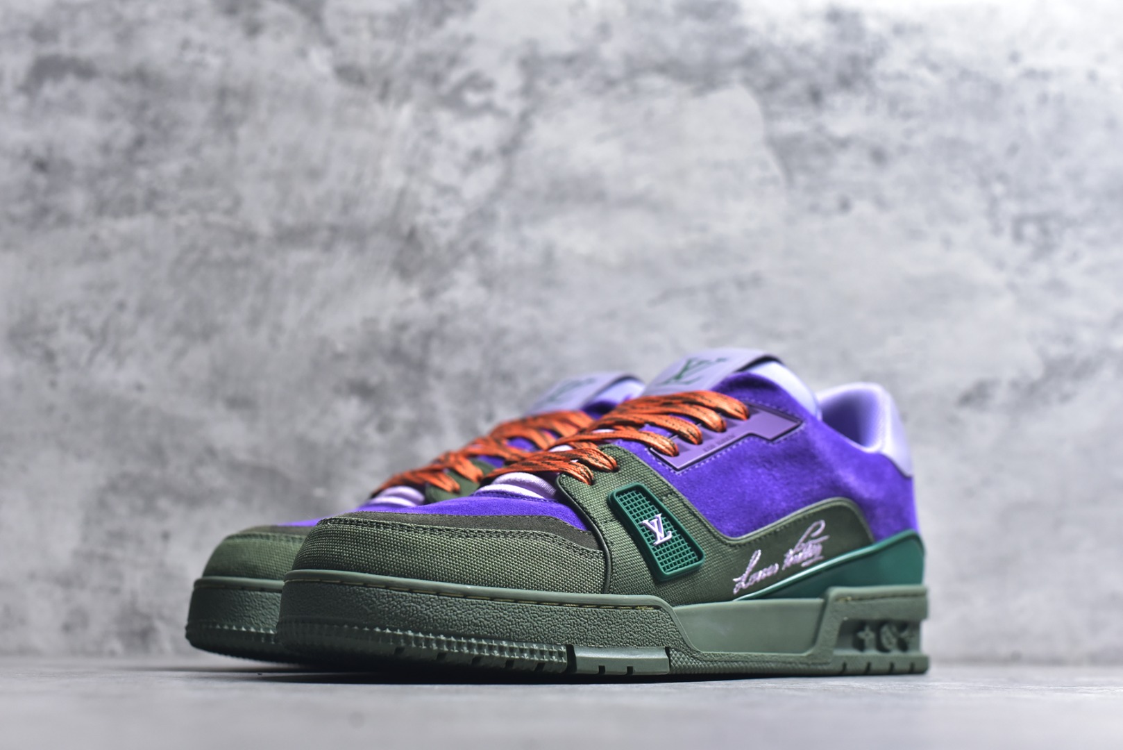 图片[2]-#顶级莞产 LOUIS VUITTON 路易威登 LV Trainer 牛皮革 ✦ 原楦原纸版开模，鞋型立体饱满 ✦ 零毛边、零溢胶、零线头瑕疵 ✦ 细节与原版一致 区分市面通货 ✦ 多层叠片＋电脑针车，针距密度一致 ✦ Monogram浮雕＋3D高频压纹 ✦ 多密度发泡中底：支撑回弹媲美专柜 ✦ 原装橡胶大底：含胶量高、纹路深、双拼接零偏差 ✦ ZP级原装包装：专柜款鞋盒＋防尘袋＋说明书 尺码：39 40 41 42 43 44 45-选品中心