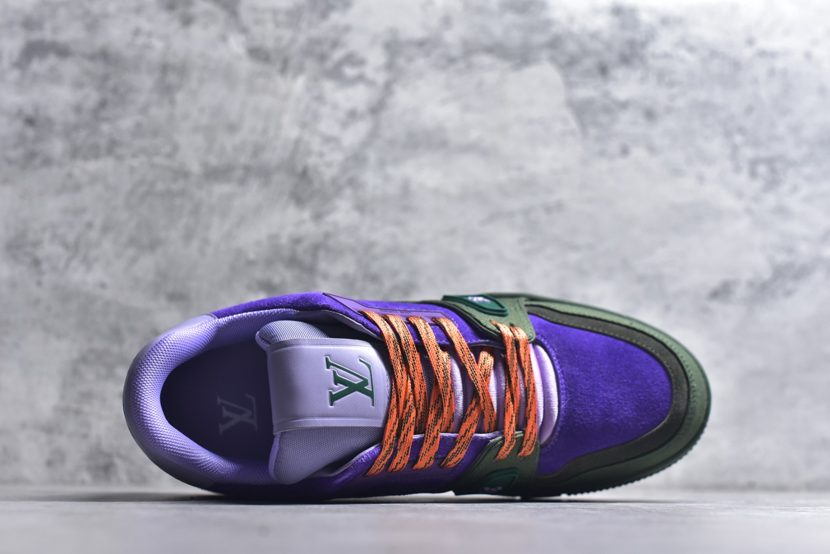 图片[4]-#顶级莞产 LOUIS VUITTON 路易威登 LV Trainer 牛皮革 ✦ 原楦原纸版开模，鞋型立体饱满 ✦ 零毛边、零溢胶、零线头瑕疵 ✦ 细节与原版一致 区分市面通货 ✦ 多层叠片＋电脑针车，针距密度一致 ✦ Monogram浮雕＋3D高频压纹 ✦ 多密度发泡中底：支撑回弹媲美专柜 ✦ 原装橡胶大底：含胶量高、纹路深、双拼接零偏差 ✦ ZP级原装包装：专柜款鞋盒＋防尘袋＋说明书 尺码：39 40 41 42 43 44 45-选品中心