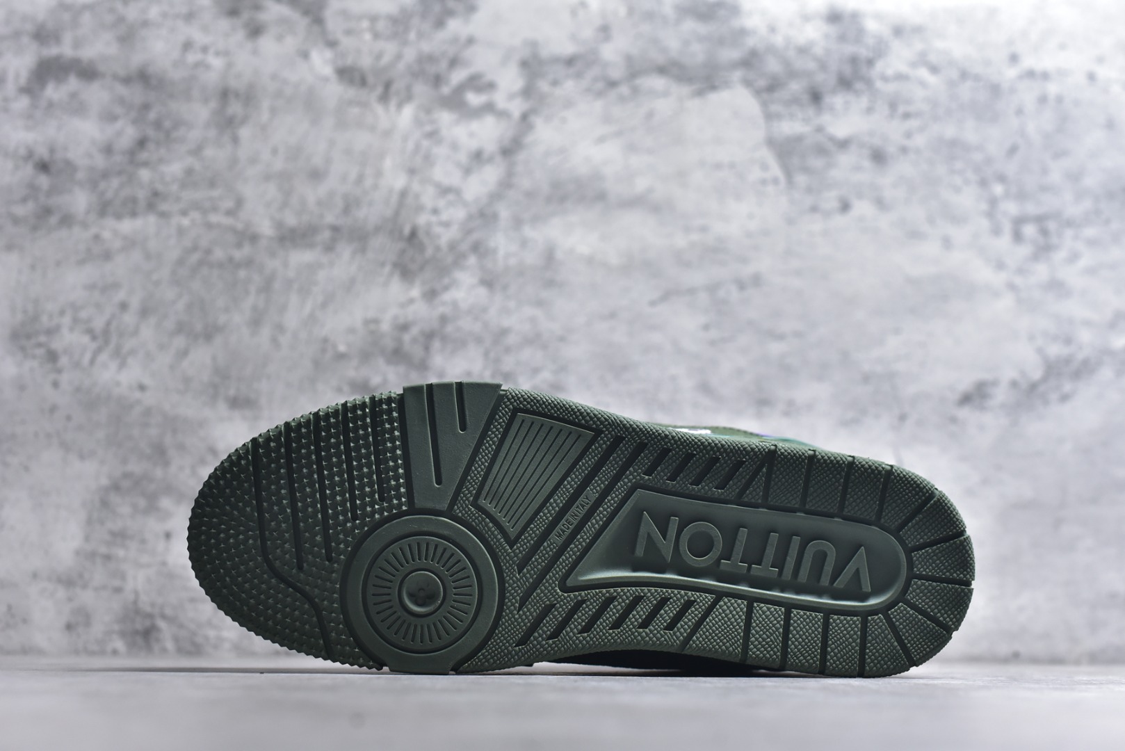 图片[6]-#顶级莞产 LOUIS VUITTON 路易威登 LV Trainer 牛皮革 ✦ 原楦原纸版开模，鞋型立体饱满 ✦ 零毛边、零溢胶、零线头瑕疵 ✦ 细节与原版一致 区分市面通货 ✦ 多层叠片＋电脑针车，针距密度一致 ✦ Monogram浮雕＋3D高频压纹 ✦ 多密度发泡中底：支撑回弹媲美专柜 ✦ 原装橡胶大底：含胶量高、纹路深、双拼接零偏差 ✦ ZP级原装包装：专柜款鞋盒＋防尘袋＋说明书 尺码：39 40 41 42 43 44 45-选品中心