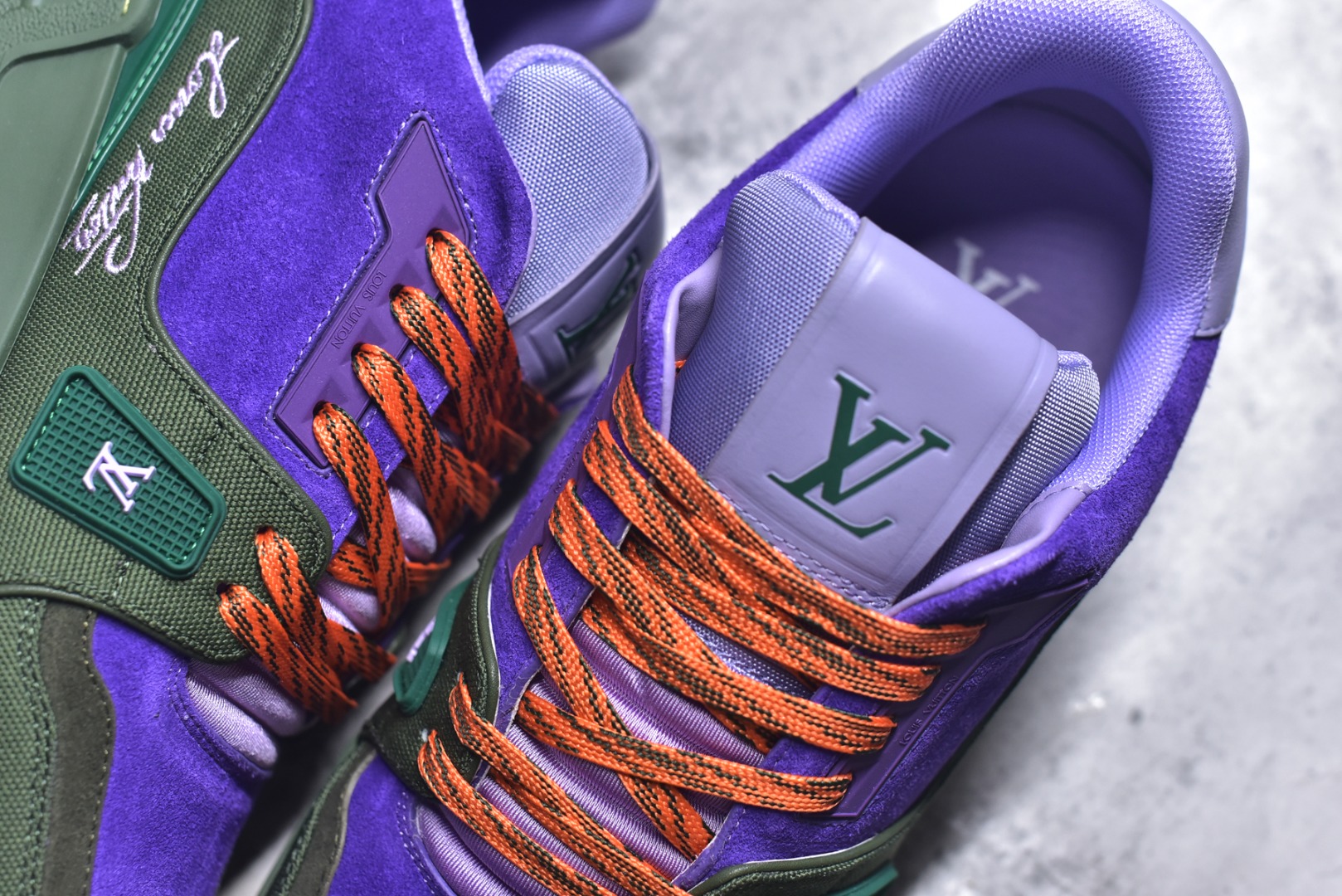 图片[9]-#顶级莞产 LOUIS VUITTON 路易威登 LV Trainer 牛皮革 ✦ 原楦原纸版开模，鞋型立体饱满 ✦ 零毛边、零溢胶、零线头瑕疵 ✦ 细节与原版一致 区分市面通货 ✦ 多层叠片＋电脑针车，针距密度一致 ✦ Monogram浮雕＋3D高频压纹 ✦ 多密度发泡中底：支撑回弹媲美专柜 ✦ 原装橡胶大底：含胶量高、纹路深、双拼接零偏差 ✦ ZP级原装包装：专柜款鞋盒＋防尘袋＋说明书 尺码：39 40 41 42 43 44 45-选品中心