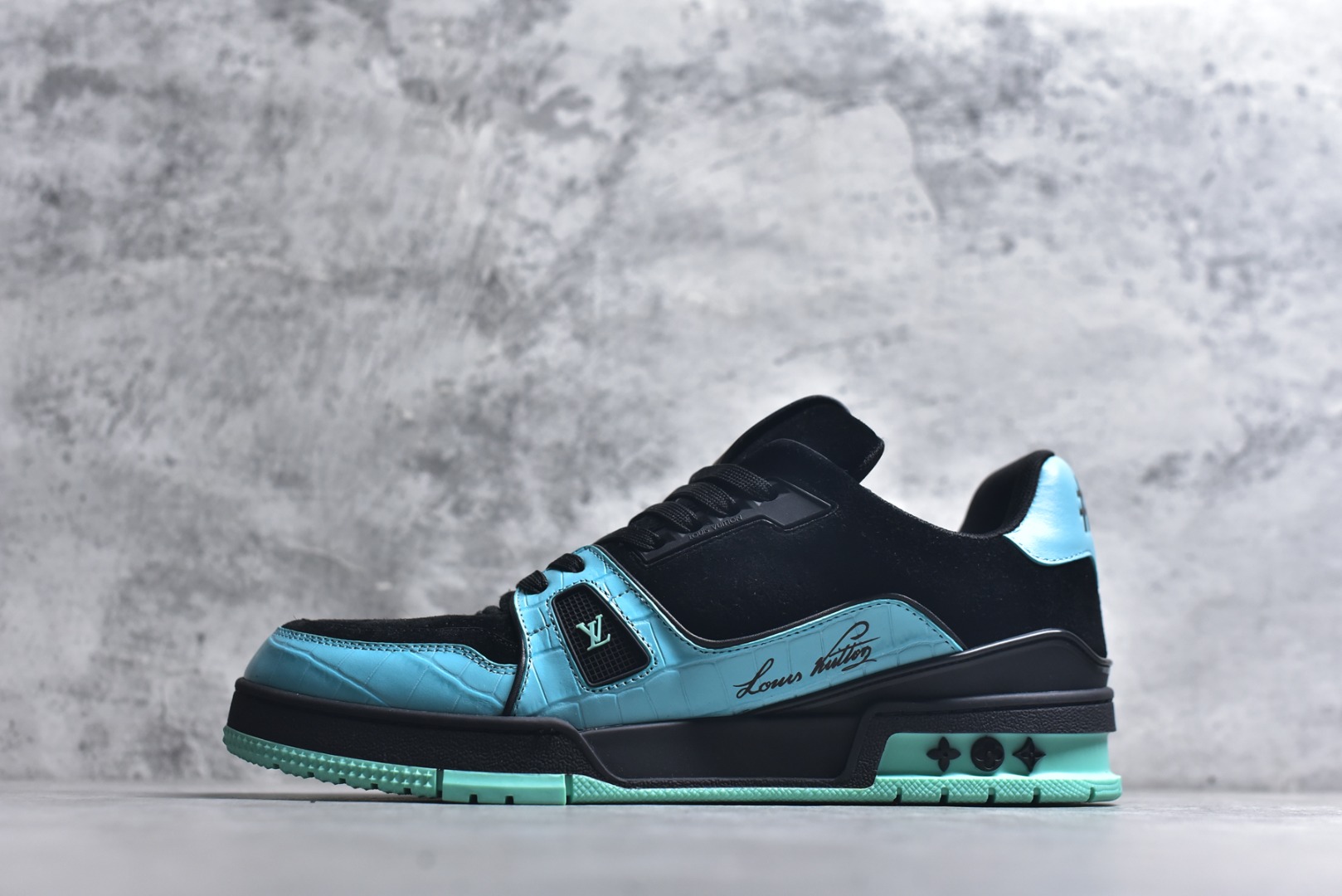 #顶级莞产 LOUIS VUITTON 路易威登 LV Trainer 牛皮革 ✦ 原楦原纸版开模，鞋型立体饱满 ✦ 零毛边、零溢胶、零线头瑕疵 ✦ 细节与原版一致 区分市面通货 ✦ 多层叠片＋电脑针车，针距密度一致 ✦ Monogram浮雕＋3D高频压纹 ✦ 多密度发泡中底：支撑回弹媲美专柜 ✦ 原装橡胶大底：含胶量高、纹路深、双拼接零偏差 ✦ ZP级原装包装：专柜款鞋盒＋防尘袋＋说明书 尺码：39 40 41 42 43 44 45-选品中心