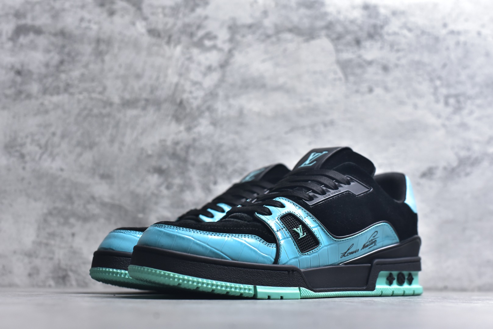 图片[2]-#顶级莞产 LOUIS VUITTON 路易威登 LV Trainer 牛皮革 ✦ 原楦原纸版开模，鞋型立体饱满 ✦ 零毛边、零溢胶、零线头瑕疵 ✦ 细节与原版一致 区分市面通货 ✦ 多层叠片＋电脑针车，针距密度一致 ✦ Monogram浮雕＋3D高频压纹 ✦ 多密度发泡中底：支撑回弹媲美专柜 ✦ 原装橡胶大底：含胶量高、纹路深、双拼接零偏差 ✦ ZP级原装包装：专柜款鞋盒＋防尘袋＋说明书 尺码：39 40 41 42 43 44 45-选品中心