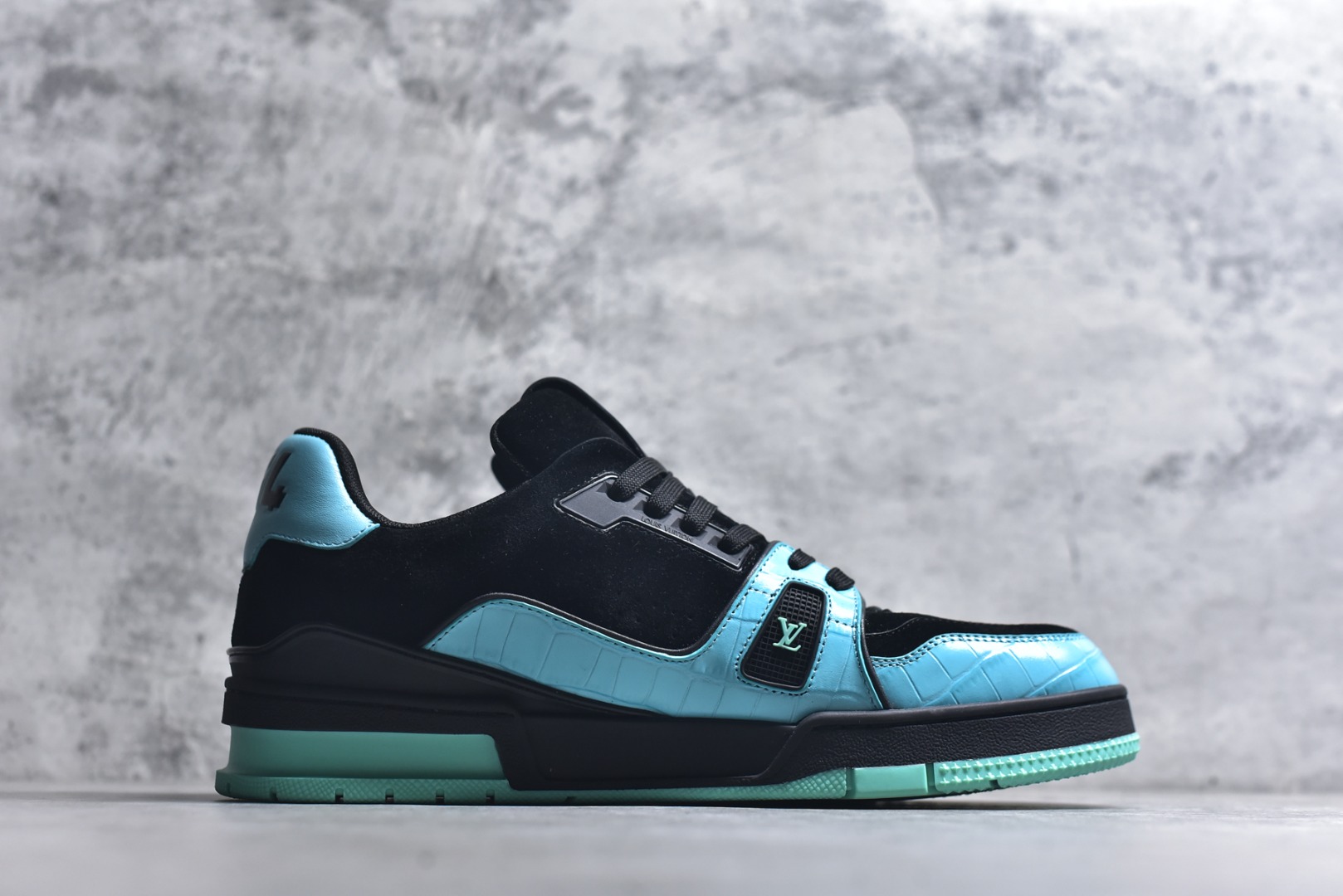 图片[3]-#顶级莞产 LOUIS VUITTON 路易威登 LV Trainer 牛皮革 ✦ 原楦原纸版开模，鞋型立体饱满 ✦ 零毛边、零溢胶、零线头瑕疵 ✦ 细节与原版一致 区分市面通货 ✦ 多层叠片＋电脑针车，针距密度一致 ✦ Monogram浮雕＋3D高频压纹 ✦ 多密度发泡中底：支撑回弹媲美专柜 ✦ 原装橡胶大底：含胶量高、纹路深、双拼接零偏差 ✦ ZP级原装包装：专柜款鞋盒＋防尘袋＋说明书 尺码：39 40 41 42 43 44 45-选品中心