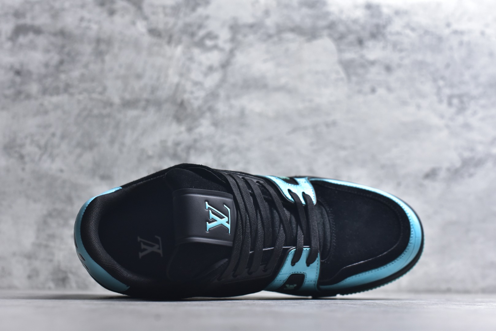 图片[4]-#顶级莞产 LOUIS VUITTON 路易威登 LV Trainer 牛皮革 ✦ 原楦原纸版开模，鞋型立体饱满 ✦ 零毛边、零溢胶、零线头瑕疵 ✦ 细节与原版一致 区分市面通货 ✦ 多层叠片＋电脑针车，针距密度一致 ✦ Monogram浮雕＋3D高频压纹 ✦ 多密度发泡中底：支撑回弹媲美专柜 ✦ 原装橡胶大底：含胶量高、纹路深、双拼接零偏差 ✦ ZP级原装包装：专柜款鞋盒＋防尘袋＋说明书 尺码：39 40 41 42 43 44 45-选品中心