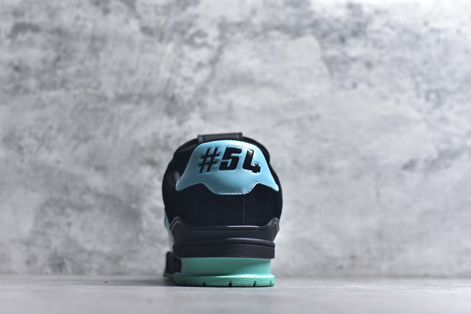 图片[5]-#顶级莞产 LOUIS VUITTON 路易威登 LV Trainer 牛皮革 ✦ 原楦原纸版开模，鞋型立体饱满 ✦ 零毛边、零溢胶、零线头瑕疵 ✦ 细节与原版一致 区分市面通货 ✦ 多层叠片＋电脑针车，针距密度一致 ✦ Monogram浮雕＋3D高频压纹 ✦ 多密度发泡中底：支撑回弹媲美专柜 ✦ 原装橡胶大底：含胶量高、纹路深、双拼接零偏差 ✦ ZP级原装包装：专柜款鞋盒＋防尘袋＋说明书 尺码：39 40 41 42 43 44 45-选品中心