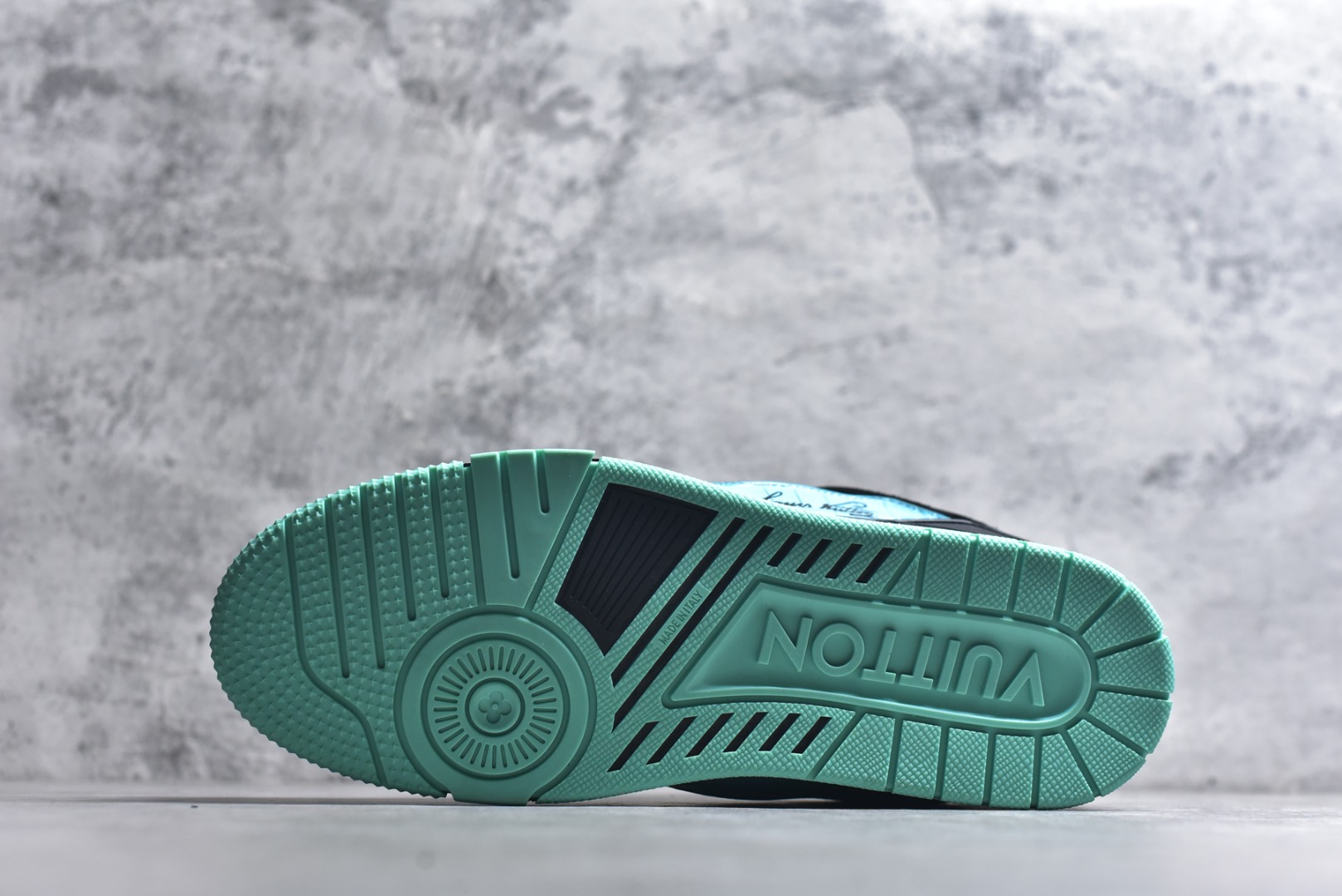 图片[6]-#顶级莞产 LOUIS VUITTON 路易威登 LV Trainer 牛皮革 ✦ 原楦原纸版开模，鞋型立体饱满 ✦ 零毛边、零溢胶、零线头瑕疵 ✦ 细节与原版一致 区分市面通货 ✦ 多层叠片＋电脑针车，针距密度一致 ✦ Monogram浮雕＋3D高频压纹 ✦ 多密度发泡中底：支撑回弹媲美专柜 ✦ 原装橡胶大底：含胶量高、纹路深、双拼接零偏差 ✦ ZP级原装包装：专柜款鞋盒＋防尘袋＋说明书 尺码：39 40 41 42 43 44 45-选品中心