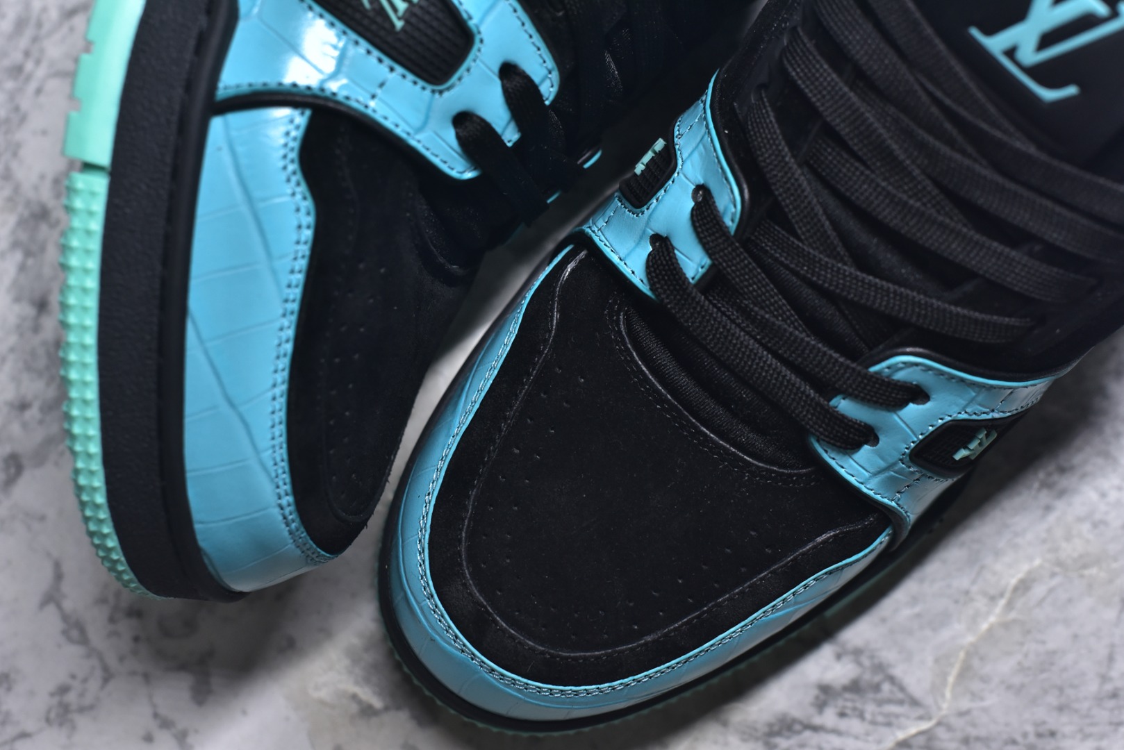 图片[8]-#顶级莞产 LOUIS VUITTON 路易威登 LV Trainer 牛皮革 ✦ 原楦原纸版开模，鞋型立体饱满 ✦ 零毛边、零溢胶、零线头瑕疵 ✦ 细节与原版一致 区分市面通货 ✦ 多层叠片＋电脑针车，针距密度一致 ✦ Monogram浮雕＋3D高频压纹 ✦ 多密度发泡中底：支撑回弹媲美专柜 ✦ 原装橡胶大底：含胶量高、纹路深、双拼接零偏差 ✦ ZP级原装包装：专柜款鞋盒＋防尘袋＋说明书 尺码：39 40 41 42 43 44 45-选品中心