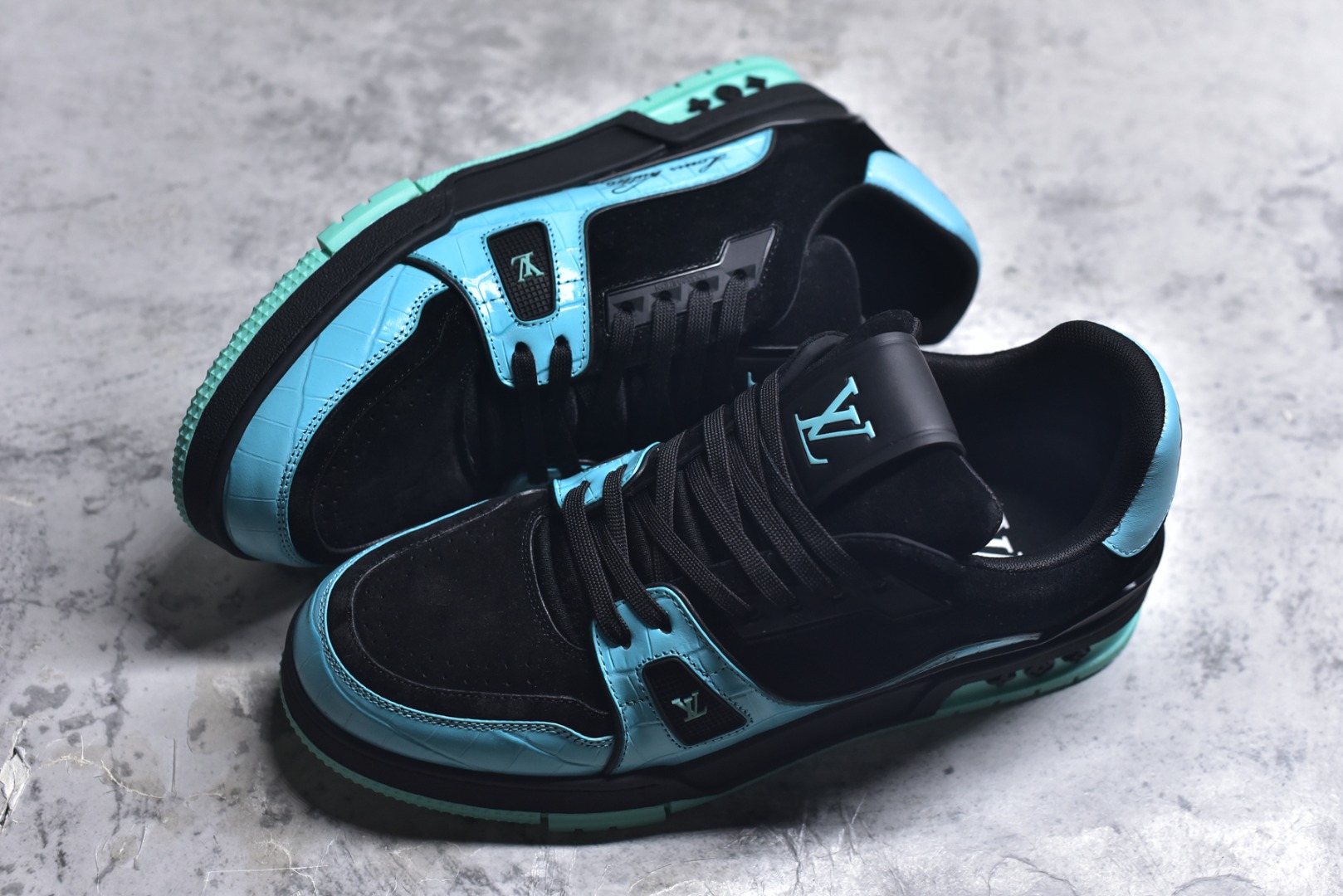 图片[7]-#顶级莞产 LOUIS VUITTON 路易威登 LV Trainer 牛皮革 ✦ 原楦原纸版开模，鞋型立体饱满 ✦ 零毛边、零溢胶、零线头瑕疵 ✦ 细节与原版一致 区分市面通货 ✦ 多层叠片＋电脑针车，针距密度一致 ✦ Monogram浮雕＋3D高频压纹 ✦ 多密度发泡中底：支撑回弹媲美专柜 ✦ 原装橡胶大底：含胶量高、纹路深、双拼接零偏差 ✦ ZP级原装包装：专柜款鞋盒＋防尘袋＋说明书 尺码：39 40 41 42 43 44 45-选品中心