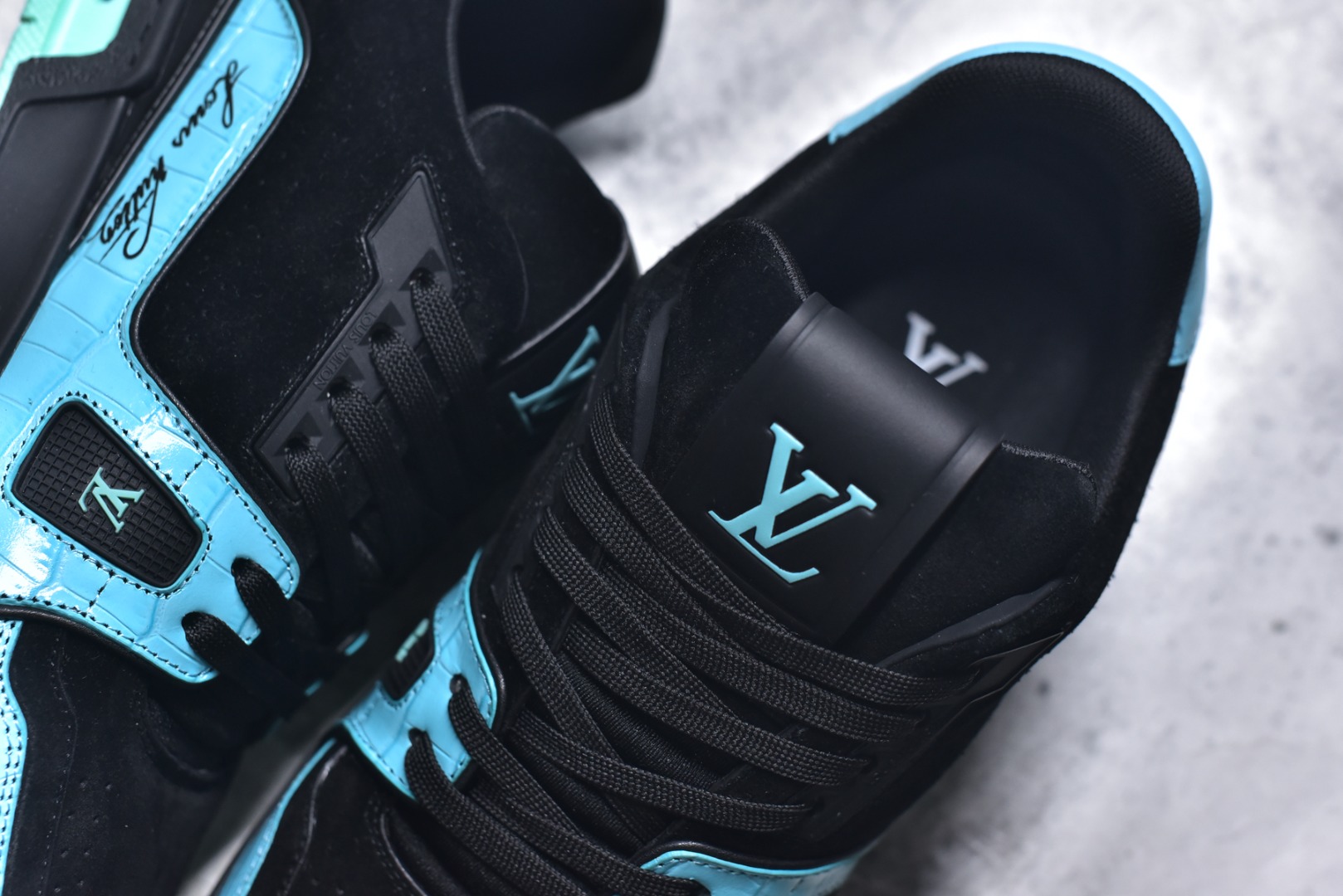 图片[9]-#顶级莞产 LOUIS VUITTON 路易威登 LV Trainer 牛皮革 ✦ 原楦原纸版开模，鞋型立体饱满 ✦ 零毛边、零溢胶、零线头瑕疵 ✦ 细节与原版一致 区分市面通货 ✦ 多层叠片＋电脑针车，针距密度一致 ✦ Monogram浮雕＋3D高频压纹 ✦ 多密度发泡中底：支撑回弹媲美专柜 ✦ 原装橡胶大底：含胶量高、纹路深、双拼接零偏差 ✦ ZP级原装包装：专柜款鞋盒＋防尘袋＋说明书 尺码：39 40 41 42 43 44 45-选品中心