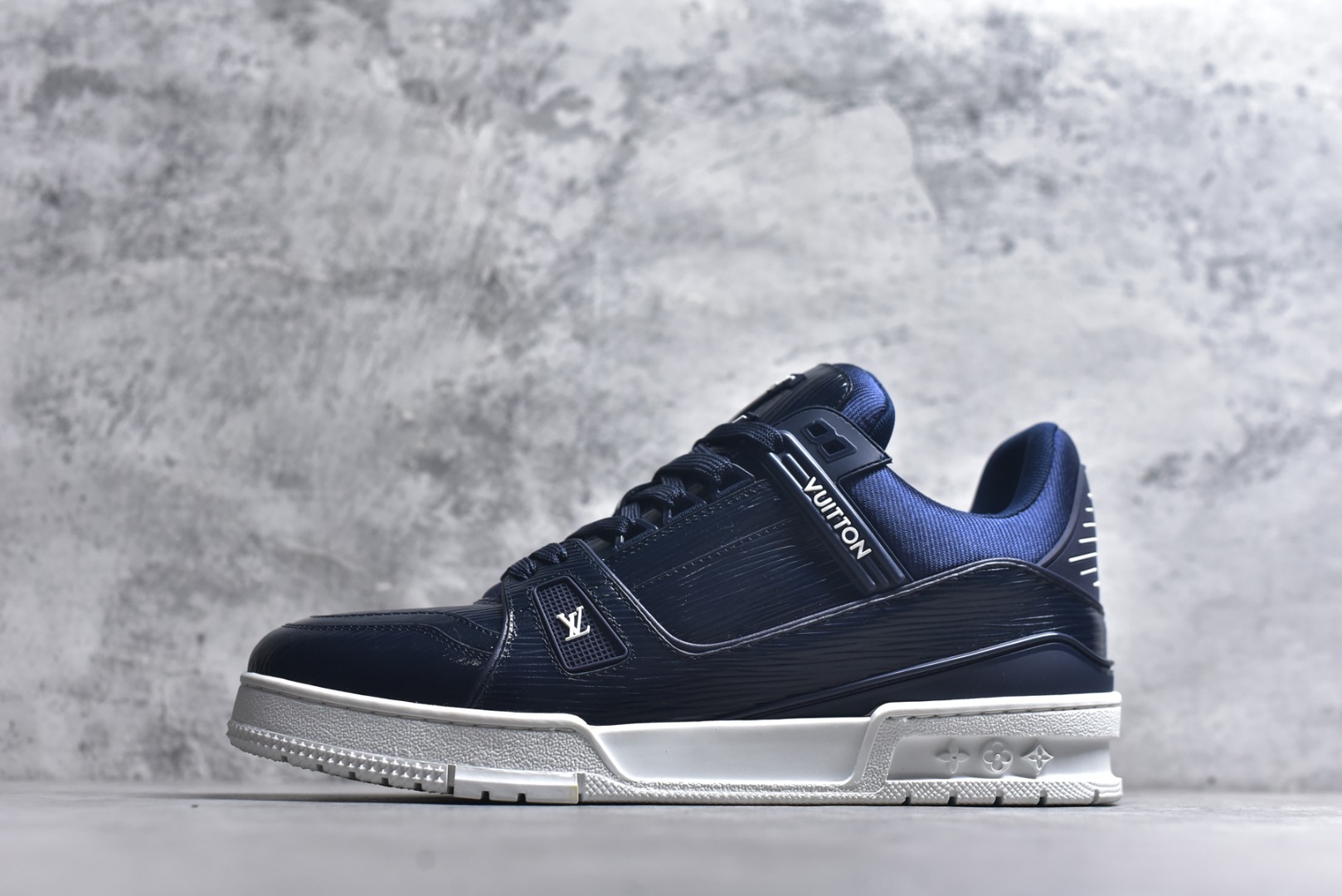 #顶级莞产 LOUIS VUITTON 路易威登 LV Trainer 牛皮革 ✦ 原楦原纸版开模，鞋型立体饱满 ✦ 零毛边、零溢胶、零线头瑕疵 ✦ 细节与原版一致 区分市面通货 ✦ 多层叠片＋电脑针车，针距密度一致 ✦ Monogram浮雕＋3D高频压纹 ✦ 多密度发泡中底：支撑回弹媲美专柜 ✦ 原装橡胶大底：含胶量高、纹路深、双拼接零偏差 ✦ ZP级原装包装：专柜款鞋盒＋防尘袋＋说明书 尺码：39 40 41 42 43 44 45-选品中心