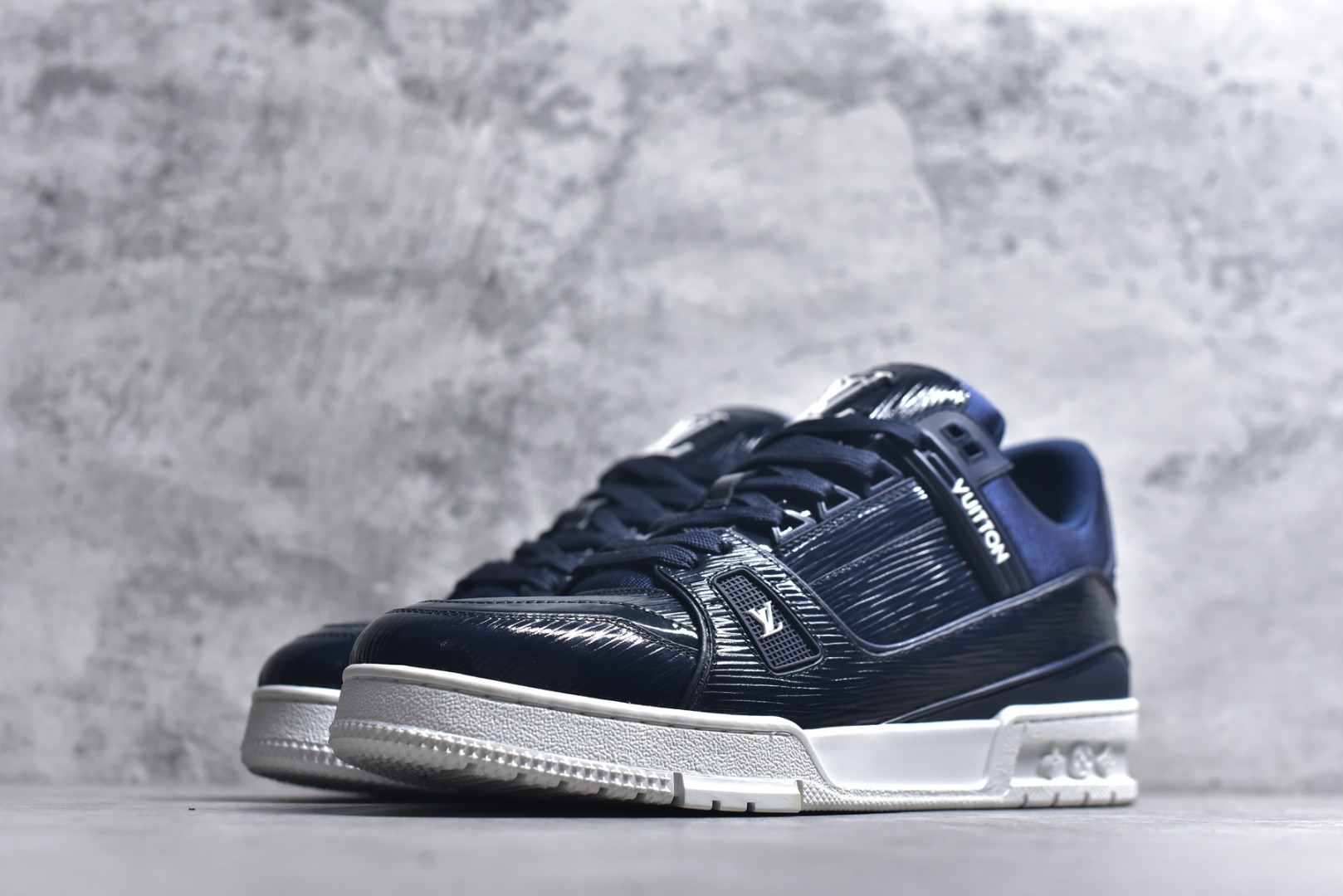 图片[2]-#顶级莞产 LOUIS VUITTON 路易威登 LV Trainer 牛皮革 ✦ 原楦原纸版开模，鞋型立体饱满 ✦ 零毛边、零溢胶、零线头瑕疵 ✦ 细节与原版一致 区分市面通货 ✦ 多层叠片＋电脑针车，针距密度一致 ✦ Monogram浮雕＋3D高频压纹 ✦ 多密度发泡中底：支撑回弹媲美专柜 ✦ 原装橡胶大底：含胶量高、纹路深、双拼接零偏差 ✦ ZP级原装包装：专柜款鞋盒＋防尘袋＋说明书 尺码：39 40 41 42 43 44 45-选品中心