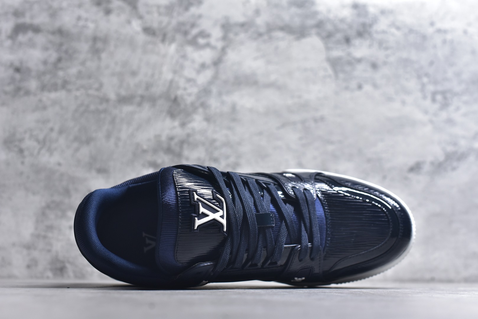 图片[4]-#顶级莞产 LOUIS VUITTON 路易威登 LV Trainer 牛皮革 ✦ 原楦原纸版开模，鞋型立体饱满 ✦ 零毛边、零溢胶、零线头瑕疵 ✦ 细节与原版一致 区分市面通货 ✦ 多层叠片＋电脑针车，针距密度一致 ✦ Monogram浮雕＋3D高频压纹 ✦ 多密度发泡中底：支撑回弹媲美专柜 ✦ 原装橡胶大底：含胶量高、纹路深、双拼接零偏差 ✦ ZP级原装包装：专柜款鞋盒＋防尘袋＋说明书 尺码：39 40 41 42 43 44 45-选品中心