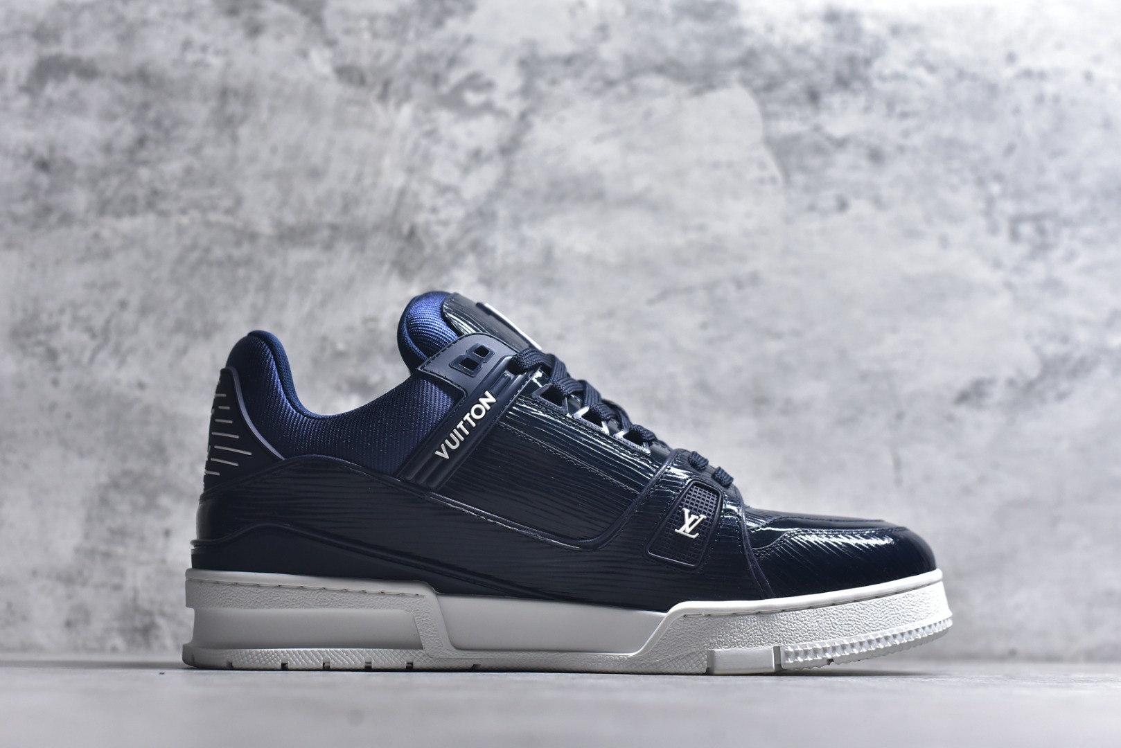 图片[3]-#顶级莞产 LOUIS VUITTON 路易威登 LV Trainer 牛皮革 ✦ 原楦原纸版开模，鞋型立体饱满 ✦ 零毛边、零溢胶、零线头瑕疵 ✦ 细节与原版一致 区分市面通货 ✦ 多层叠片＋电脑针车，针距密度一致 ✦ Monogram浮雕＋3D高频压纹 ✦ 多密度发泡中底：支撑回弹媲美专柜 ✦ 原装橡胶大底：含胶量高、纹路深、双拼接零偏差 ✦ ZP级原装包装：专柜款鞋盒＋防尘袋＋说明书 尺码：39 40 41 42 43 44 45-选品中心