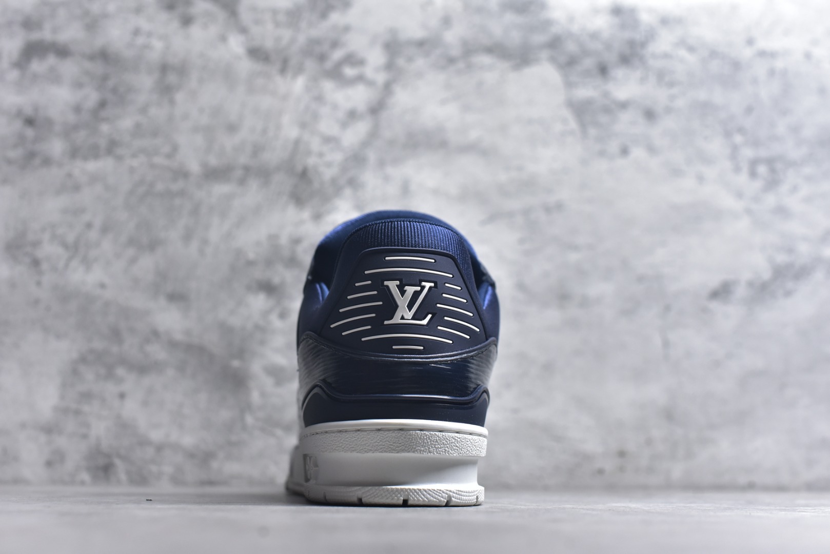 图片[5]-#顶级莞产 LOUIS VUITTON 路易威登 LV Trainer 牛皮革 ✦ 原楦原纸版开模，鞋型立体饱满 ✦ 零毛边、零溢胶、零线头瑕疵 ✦ 细节与原版一致 区分市面通货 ✦ 多层叠片＋电脑针车，针距密度一致 ✦ Monogram浮雕＋3D高频压纹 ✦ 多密度发泡中底：支撑回弹媲美专柜 ✦ 原装橡胶大底：含胶量高、纹路深、双拼接零偏差 ✦ ZP级原装包装：专柜款鞋盒＋防尘袋＋说明书 尺码：39 40 41 42 43 44 45-选品中心