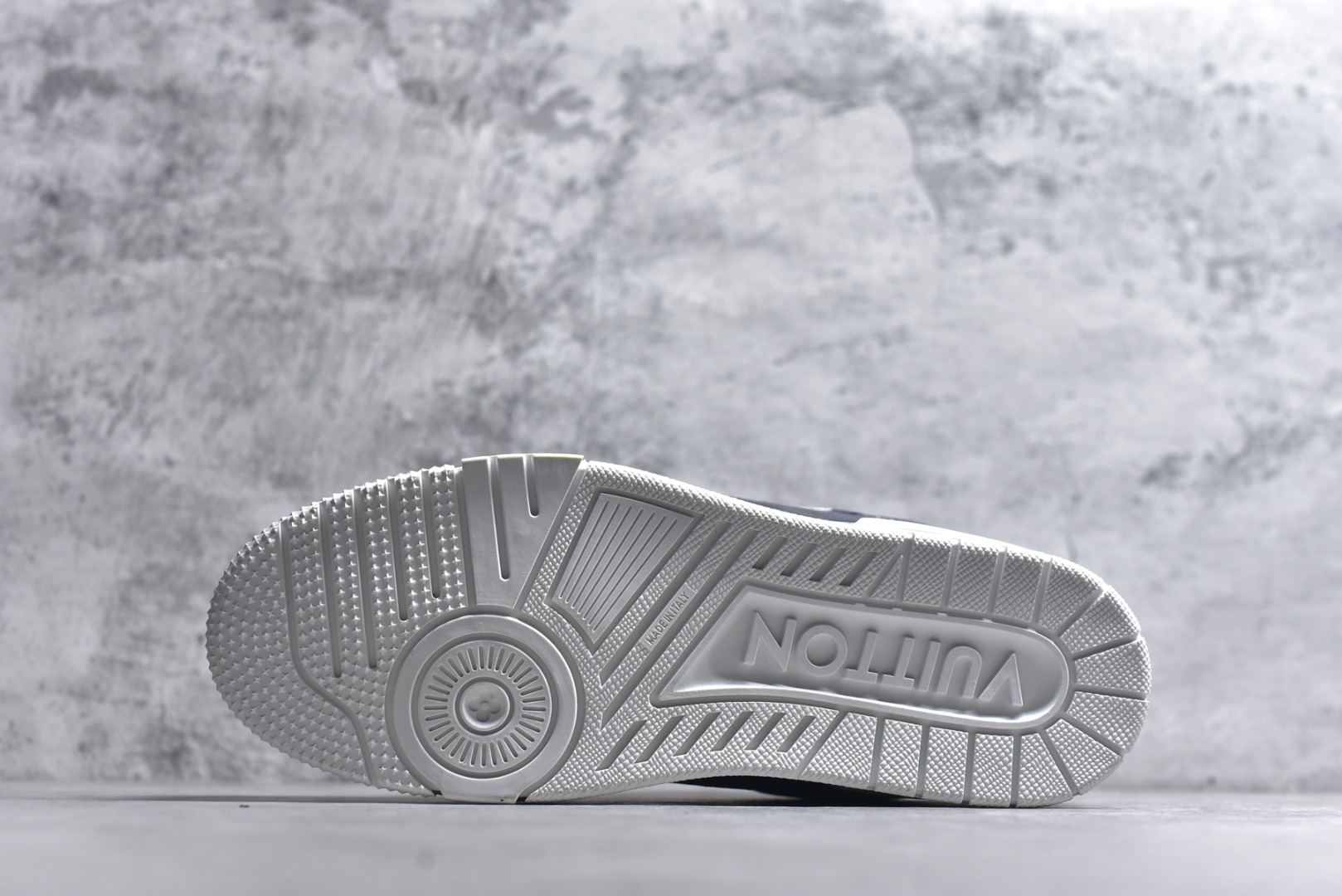 图片[6]-#顶级莞产 LOUIS VUITTON 路易威登 LV Trainer 牛皮革 ✦ 原楦原纸版开模，鞋型立体饱满 ✦ 零毛边、零溢胶、零线头瑕疵 ✦ 细节与原版一致 区分市面通货 ✦ 多层叠片＋电脑针车，针距密度一致 ✦ Monogram浮雕＋3D高频压纹 ✦ 多密度发泡中底：支撑回弹媲美专柜 ✦ 原装橡胶大底：含胶量高、纹路深、双拼接零偏差 ✦ ZP级原装包装：专柜款鞋盒＋防尘袋＋说明书 尺码：39 40 41 42 43 44 45-选品中心