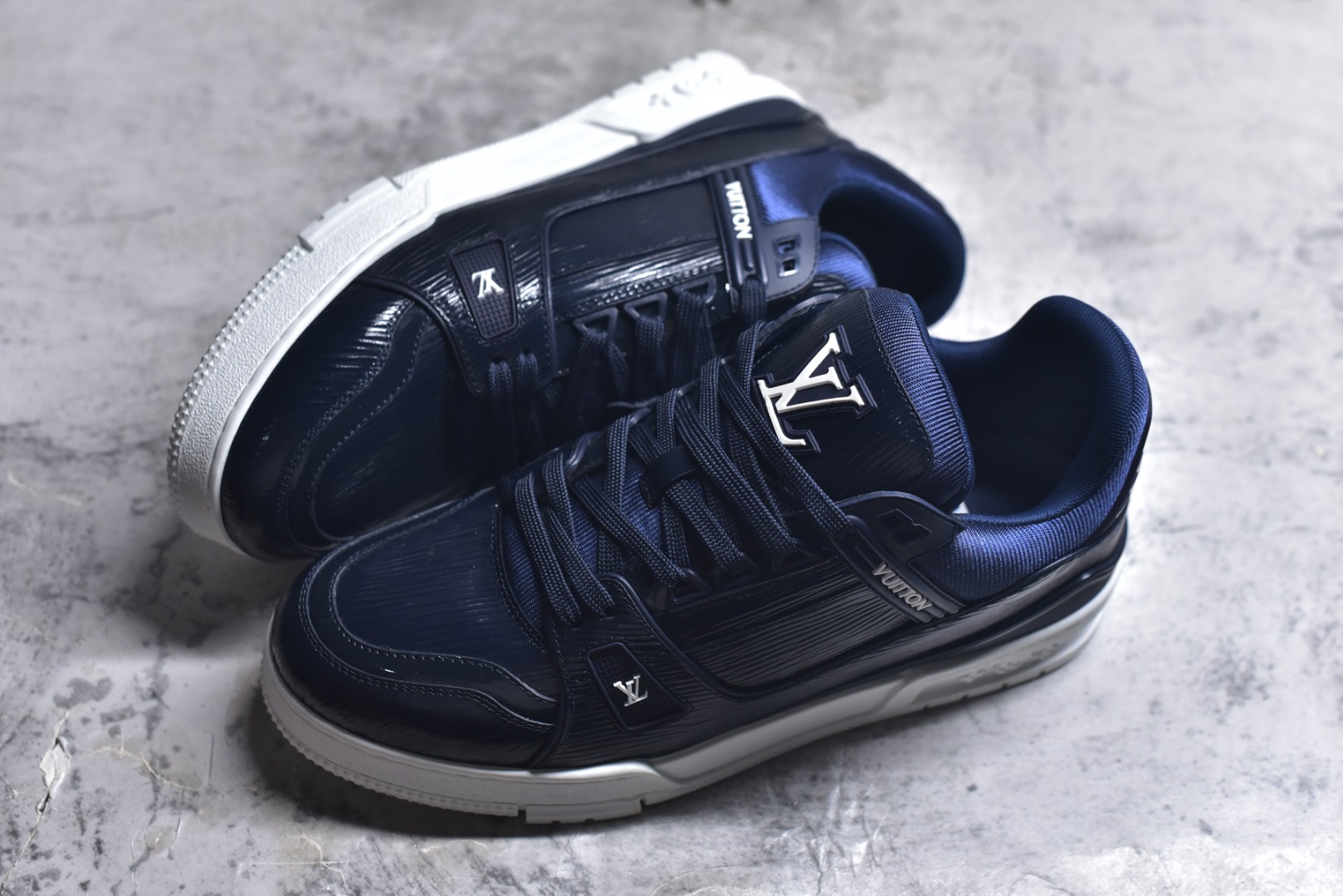 图片[7]-#顶级莞产 LOUIS VUITTON 路易威登 LV Trainer 牛皮革 ✦ 原楦原纸版开模，鞋型立体饱满 ✦ 零毛边、零溢胶、零线头瑕疵 ✦ 细节与原版一致 区分市面通货 ✦ 多层叠片＋电脑针车，针距密度一致 ✦ Monogram浮雕＋3D高频压纹 ✦ 多密度发泡中底：支撑回弹媲美专柜 ✦ 原装橡胶大底：含胶量高、纹路深、双拼接零偏差 ✦ ZP级原装包装：专柜款鞋盒＋防尘袋＋说明书 尺码：39 40 41 42 43 44 45-选品中心