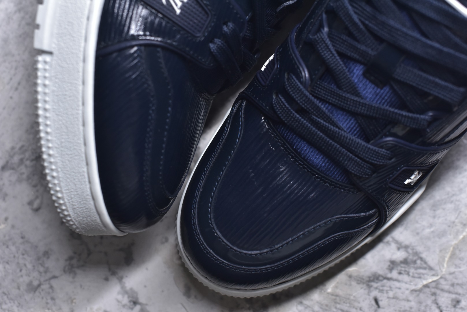 图片[8]-#顶级莞产 LOUIS VUITTON 路易威登 LV Trainer 牛皮革 ✦ 原楦原纸版开模，鞋型立体饱满 ✦ 零毛边、零溢胶、零线头瑕疵 ✦ 细节与原版一致 区分市面通货 ✦ 多层叠片＋电脑针车，针距密度一致 ✦ Monogram浮雕＋3D高频压纹 ✦ 多密度发泡中底：支撑回弹媲美专柜 ✦ 原装橡胶大底：含胶量高、纹路深、双拼接零偏差 ✦ ZP级原装包装：专柜款鞋盒＋防尘袋＋说明书 尺码：39 40 41 42 43 44 45-选品中心