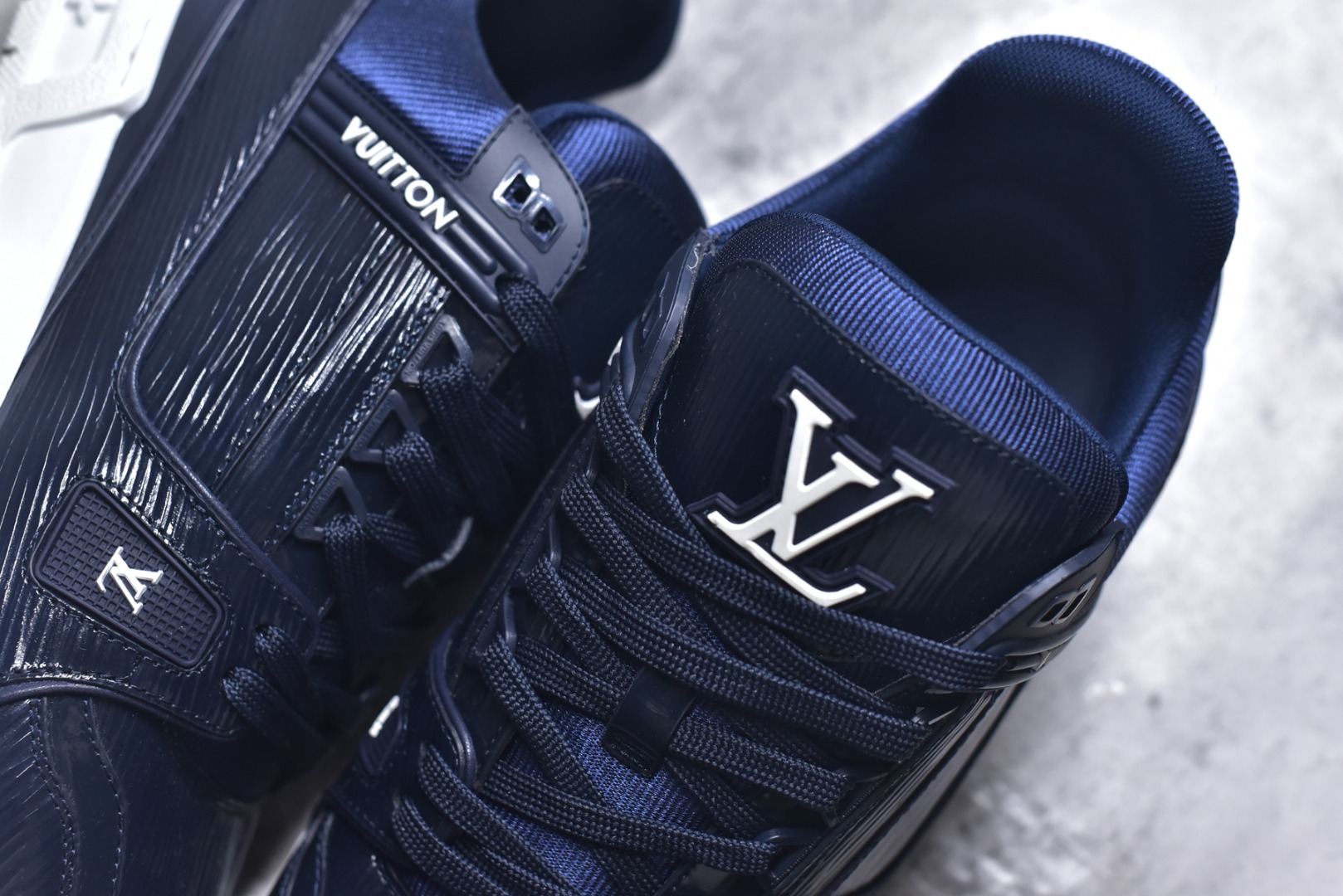 图片[9]-#顶级莞产 LOUIS VUITTON 路易威登 LV Trainer 牛皮革 ✦ 原楦原纸版开模，鞋型立体饱满 ✦ 零毛边、零溢胶、零线头瑕疵 ✦ 细节与原版一致 区分市面通货 ✦ 多层叠片＋电脑针车，针距密度一致 ✦ Monogram浮雕＋3D高频压纹 ✦ 多密度发泡中底：支撑回弹媲美专柜 ✦ 原装橡胶大底：含胶量高、纹路深、双拼接零偏差 ✦ ZP级原装包装：专柜款鞋盒＋防尘袋＋说明书 尺码：39 40 41 42 43 44 45-选品中心