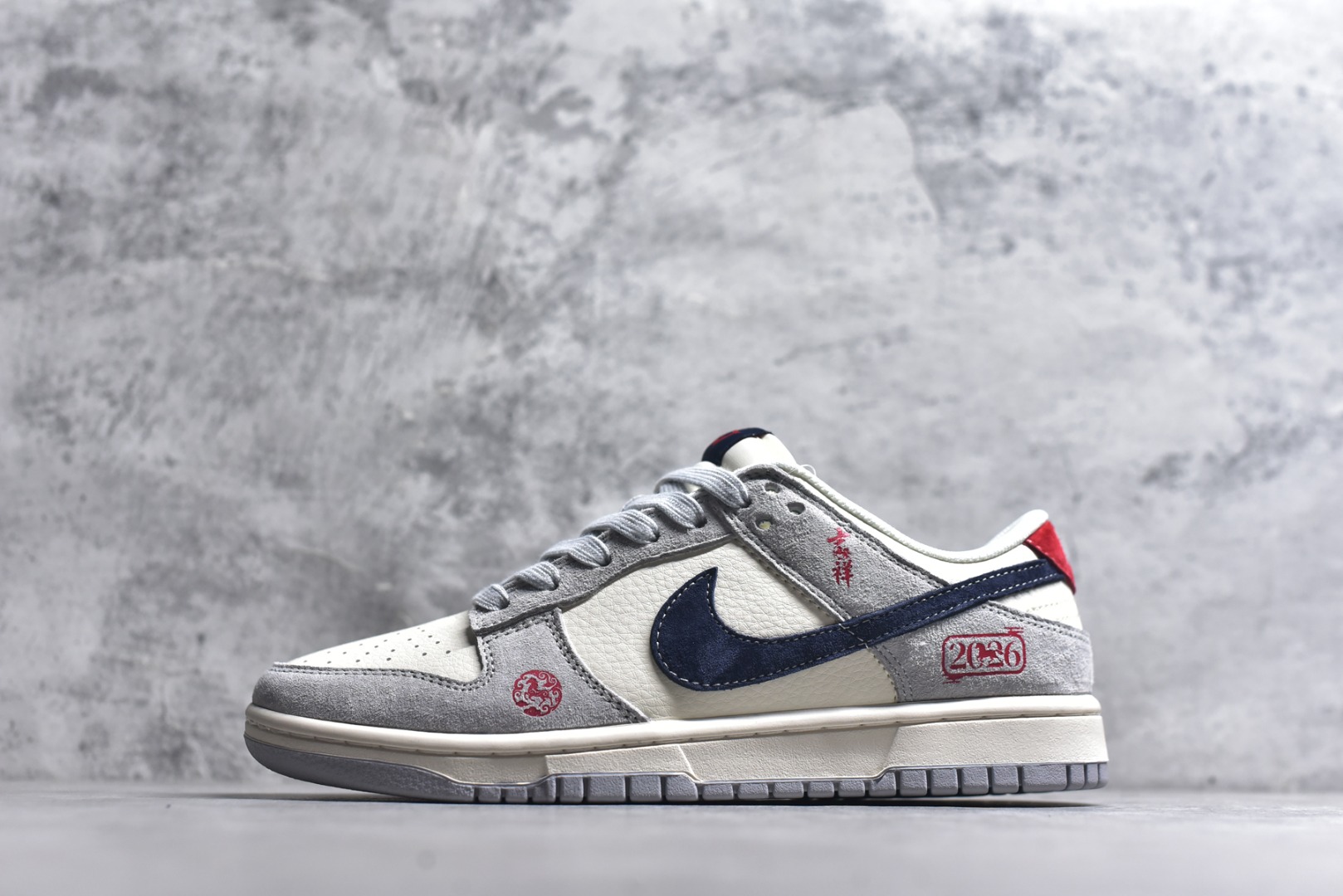 #2026年新款限量发售！Nike SB Dunk Low“ 马年限定—米黑猪八革” 周年高端定制 低帮休闲板鞋 定制鞋盒 大厂纯原品质出货 超高清洁度 皮料切割干净无任何毛边 细节完美 货号：FC1688-255 尺码：36 36.5 37.5 38 38.5 39 40 40.5 41 42 42.5 43 44 44.5 45-选品中心
