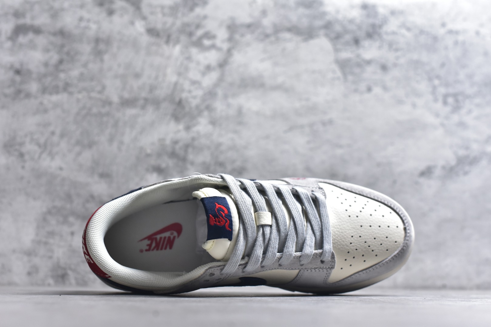 图片[4]-#2026年新款限量发售！Nike SB Dunk Low“ 马年限定—米黑猪八革” 周年高端定制 低帮休闲板鞋 定制鞋盒 大厂纯原品质出货 超高清洁度 皮料切割干净无任何毛边 细节完美 货号：FC1688-255 尺码：36 36.5 37.5 38 38.5 39 40 40.5 41 42 42.5 43 44 44.5 45-选品中心