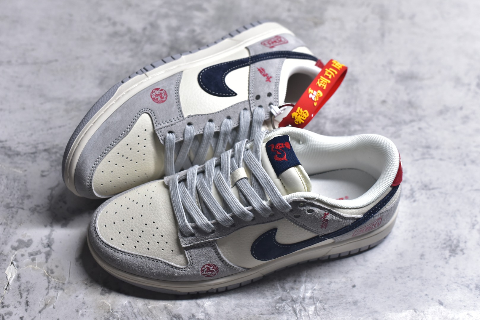 图片[7]-#2026年新款限量发售！Nike SB Dunk Low“ 马年限定—米黑猪八革” 周年高端定制 低帮休闲板鞋 定制鞋盒 大厂纯原品质出货 超高清洁度 皮料切割干净无任何毛边 细节完美 货号：FC1688-255 尺码：36 36.5 37.5 38 38.5 39 40 40.5 41 42 42.5 43 44 44.5 45-选品中心