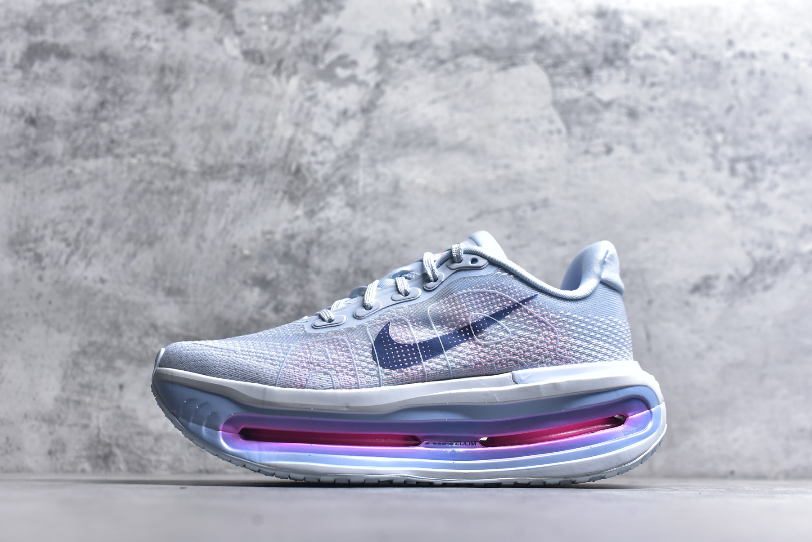 #NIKE VOMERO PREMIUM 全掌气垫缓震网面运动跑鞋 纯原生产线出品 市场目前最优品质 完美还原zp脚感 正确前后分离式两片纤维柱气垫 上下包裹超软弹泡棉 正确组合大底 区别市场通货 版型完美 鞋面材料同步原版1：1 全部原版开发校对 欢迎对比💪🏻 Nike 运用 Air技术专利，推出 Nike Pegasus Premium，沿用经典 Pegasus 系列产品深受跑者喜爱的缓震功能，并配置 Nike 首款可见式塑形 Air Zoom 气垫。 全掌可见的AirZoom首次在Pegasus系列中出现，模仿了Vaporfly的碳板曲线，增强了跑步时的流畅过渡。 货号：HM5973 400 尺码：36-46-选品中心