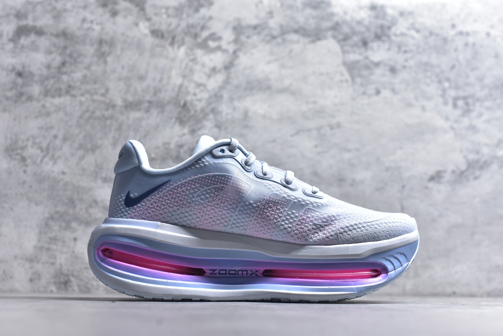 图片[3]-#NIKE VOMERO PREMIUM 全掌气垫缓震网面运动跑鞋 纯原生产线出品 市场目前最优品质 完美还原zp脚感 正确前后分离式两片纤维柱气垫 上下包裹超软弹泡棉 正确组合大底 区别市场通货 版型完美 鞋面材料同步原版1：1 全部原版开发校对 欢迎对比💪🏻 Nike 运用 Air技术专利，推出 Nike Pegasus Premium，沿用经典 Pegasus 系列产品深受跑者喜爱的缓震功能，并配置 Nike 首款可见式塑形 Air Zoom 气垫。 全掌可见的AirZoom首次在Pegasus系列中出现，模仿了Vaporfly的碳板曲线，增强了跑步时的流畅过渡。 货号：HM5973 400 尺码：36-46-选品中心