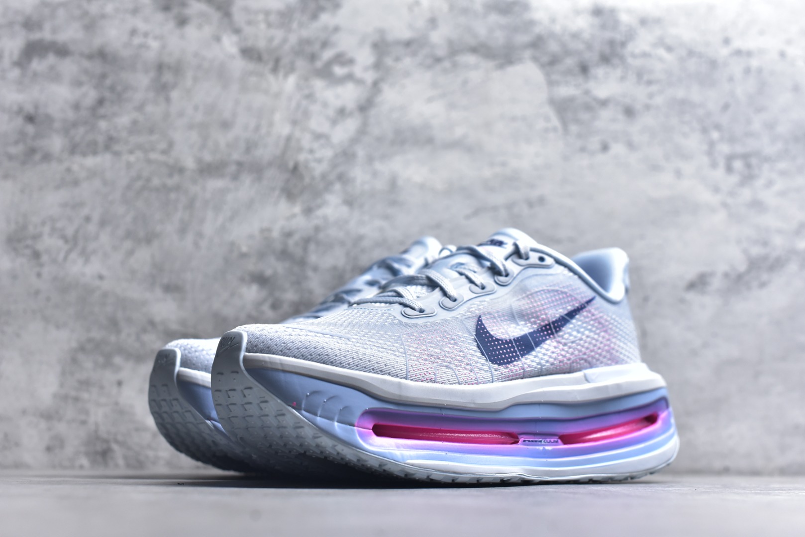 图片[2]-#NIKE VOMERO PREMIUM 全掌气垫缓震网面运动跑鞋 纯原生产线出品 市场目前最优品质 完美还原zp脚感 正确前后分离式两片纤维柱气垫 上下包裹超软弹泡棉 正确组合大底 区别市场通货 版型完美 鞋面材料同步原版1：1 全部原版开发校对 欢迎对比💪🏻 Nike 运用 Air技术专利，推出 Nike Pegasus Premium，沿用经典 Pegasus 系列产品深受跑者喜爱的缓震功能，并配置 Nike 首款可见式塑形 Air Zoom 气垫。 全掌可见的AirZoom首次在Pegasus系列中出现，模仿了Vaporfly的碳板曲线，增强了跑步时的流畅过渡。 货号：HM5973 400 尺码：36-46-选品中心