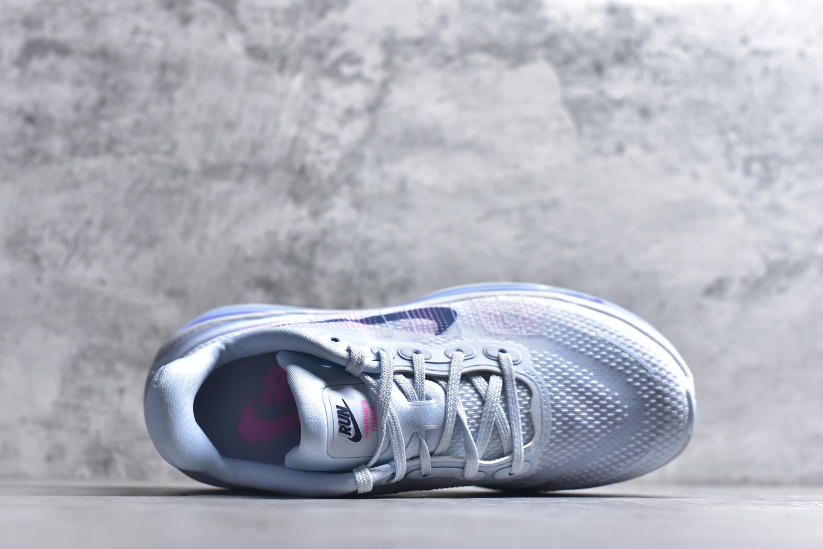 图片[4]-#NIKE VOMERO PREMIUM 全掌气垫缓震网面运动跑鞋 纯原生产线出品 市场目前最优品质 完美还原zp脚感 正确前后分离式两片纤维柱气垫 上下包裹超软弹泡棉 正确组合大底 区别市场通货 版型完美 鞋面材料同步原版1：1 全部原版开发校对 欢迎对比💪🏻 Nike 运用 Air技术专利，推出 Nike Pegasus Premium，沿用经典 Pegasus 系列产品深受跑者喜爱的缓震功能，并配置 Nike 首款可见式塑形 Air Zoom 气垫。 全掌可见的AirZoom首次在Pegasus系列中出现，模仿了Vaporfly的碳板曲线，增强了跑步时的流畅过渡。 货号：HM5973 400 尺码：36-46-选品中心