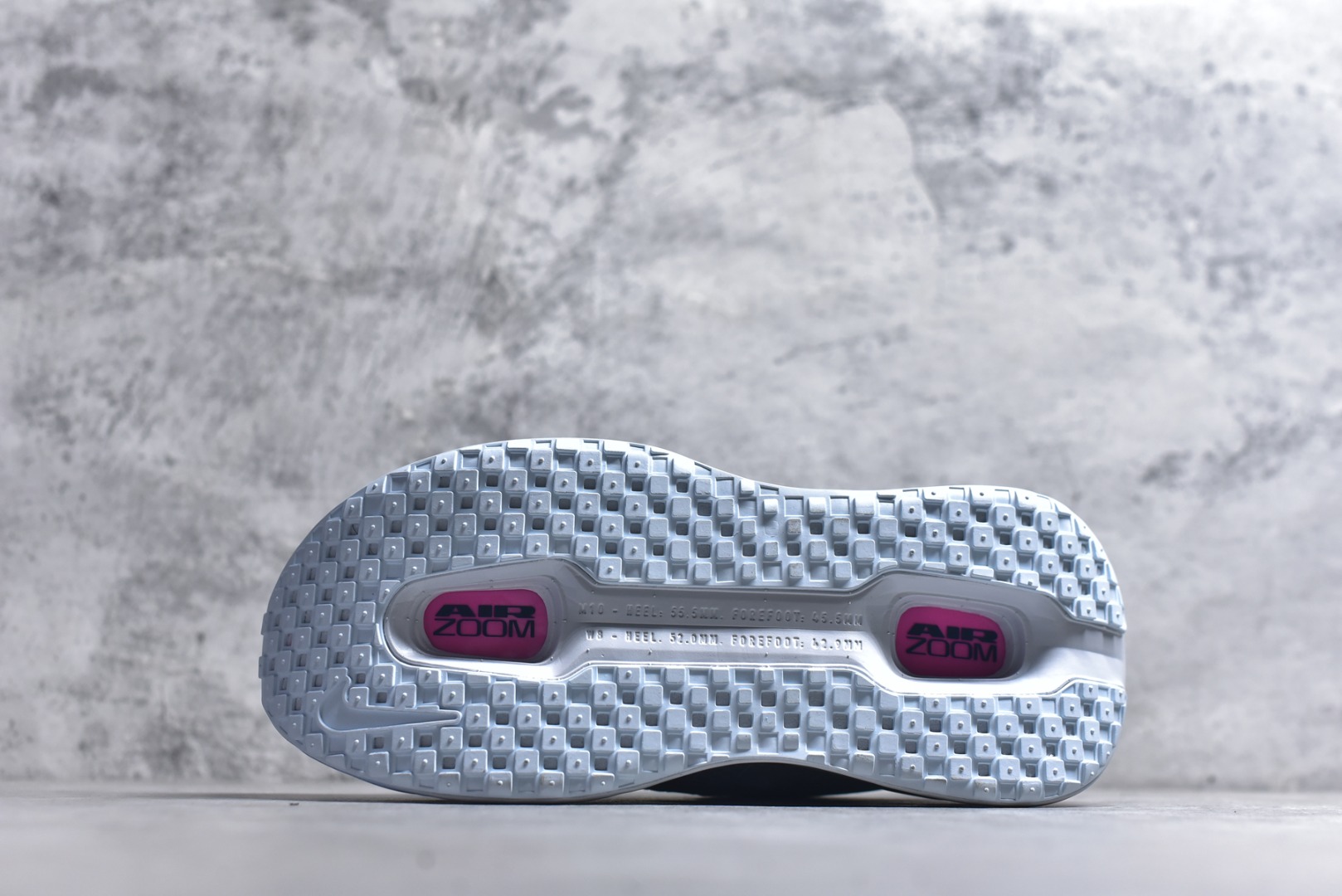 图片[6]-#NIKE VOMERO PREMIUM 全掌气垫缓震网面运动跑鞋 纯原生产线出品 市场目前最优品质 完美还原zp脚感 正确前后分离式两片纤维柱气垫 上下包裹超软弹泡棉 正确组合大底 区别市场通货 版型完美 鞋面材料同步原版1：1 全部原版开发校对 欢迎对比💪🏻 Nike 运用 Air技术专利，推出 Nike Pegasus Premium，沿用经典 Pegasus 系列产品深受跑者喜爱的缓震功能，并配置 Nike 首款可见式塑形 Air Zoom 气垫。 全掌可见的AirZoom首次在Pegasus系列中出现，模仿了Vaporfly的碳板曲线，增强了跑步时的流畅过渡。 货号：HM5973 400 尺码：36-46-选品中心