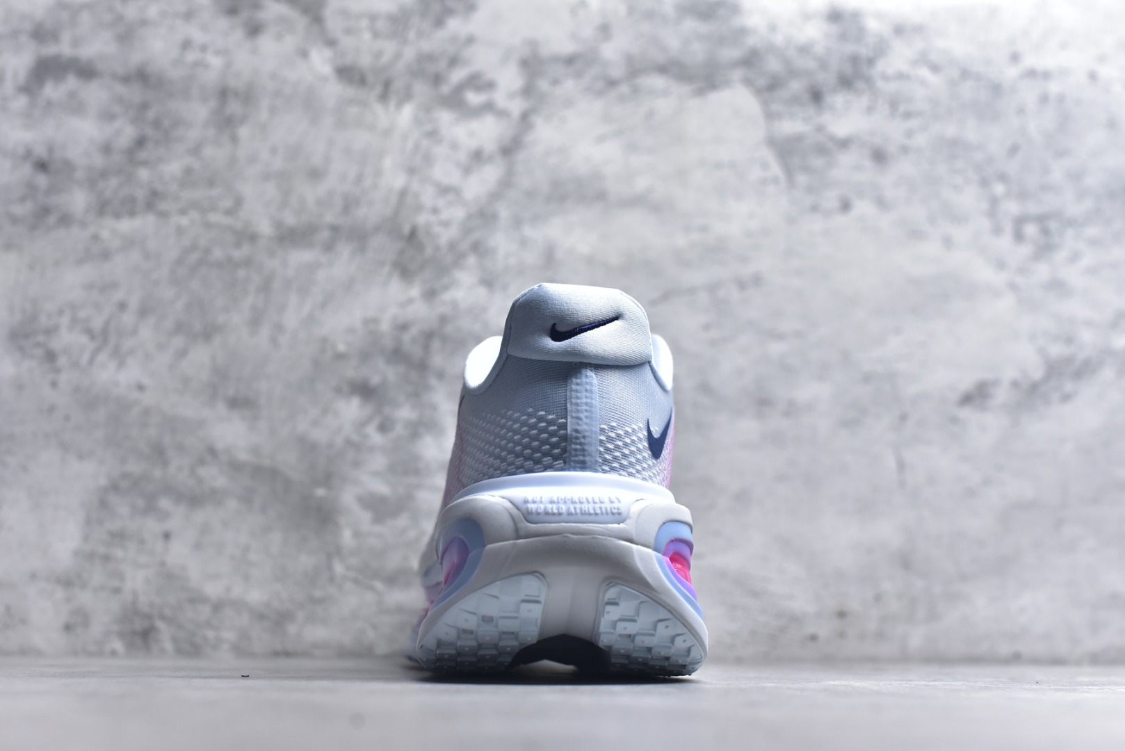 图片[5]-#NIKE VOMERO PREMIUM 全掌气垫缓震网面运动跑鞋 纯原生产线出品 市场目前最优品质 完美还原zp脚感 正确前后分离式两片纤维柱气垫 上下包裹超软弹泡棉 正确组合大底 区别市场通货 版型完美 鞋面材料同步原版1：1 全部原版开发校对 欢迎对比💪🏻 Nike 运用 Air技术专利，推出 Nike Pegasus Premium，沿用经典 Pegasus 系列产品深受跑者喜爱的缓震功能，并配置 Nike 首款可见式塑形 Air Zoom 气垫。 全掌可见的AirZoom首次在Pegasus系列中出现，模仿了Vaporfly的碳板曲线，增强了跑步时的流畅过渡。 货号：HM5973 400 尺码：36-46-选品中心