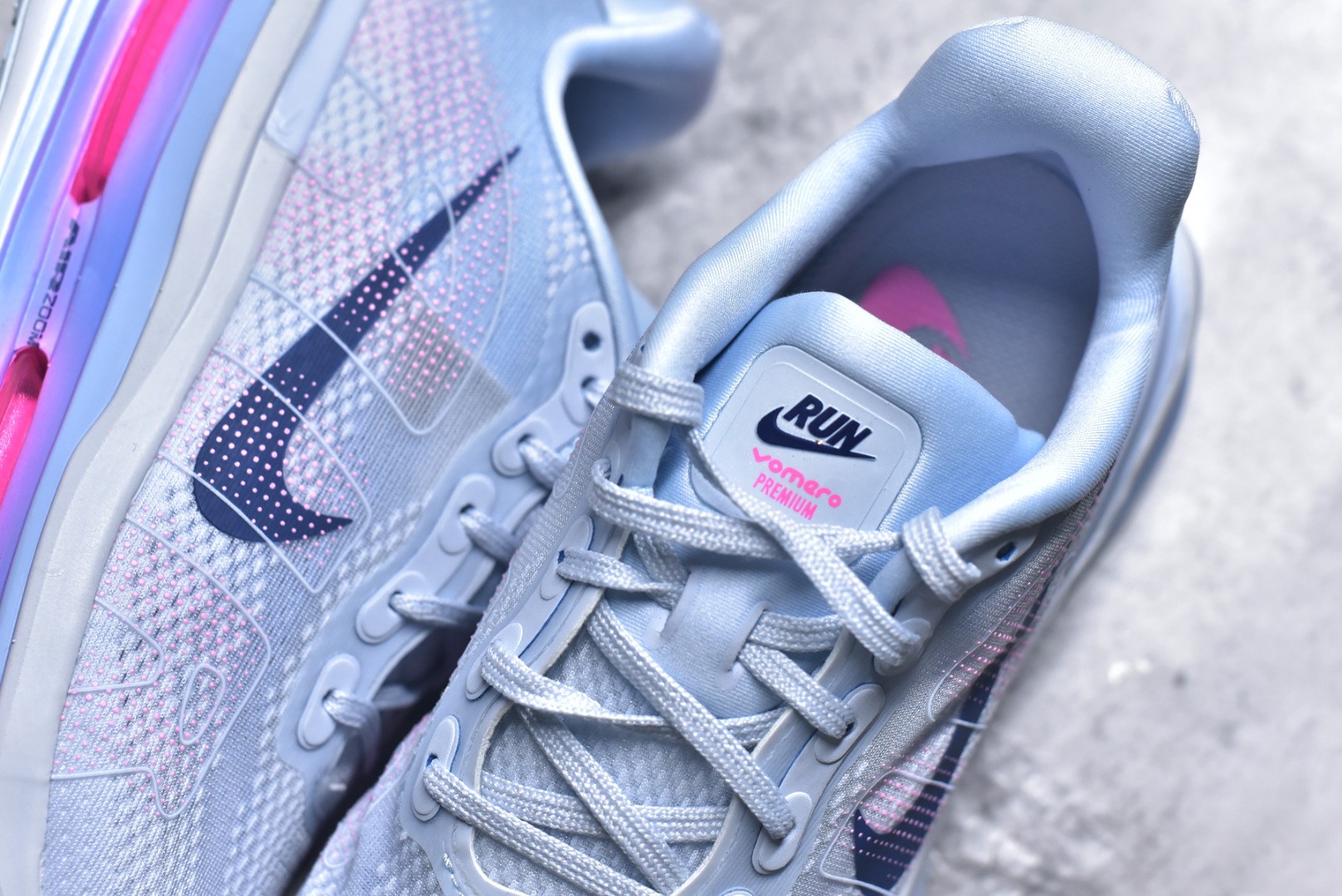 图片[9]-#NIKE VOMERO PREMIUM 全掌气垫缓震网面运动跑鞋 纯原生产线出品 市场目前最优品质 完美还原zp脚感 正确前后分离式两片纤维柱气垫 上下包裹超软弹泡棉 正确组合大底 区别市场通货 版型完美 鞋面材料同步原版1：1 全部原版开发校对 欢迎对比💪🏻 Nike 运用 Air技术专利，推出 Nike Pegasus Premium，沿用经典 Pegasus 系列产品深受跑者喜爱的缓震功能，并配置 Nike 首款可见式塑形 Air Zoom 气垫。 全掌可见的AirZoom首次在Pegasus系列中出现，模仿了Vaporfly的碳板曲线，增强了跑步时的流畅过渡。 货号：HM5973 400 尺码：36-46-选品中心