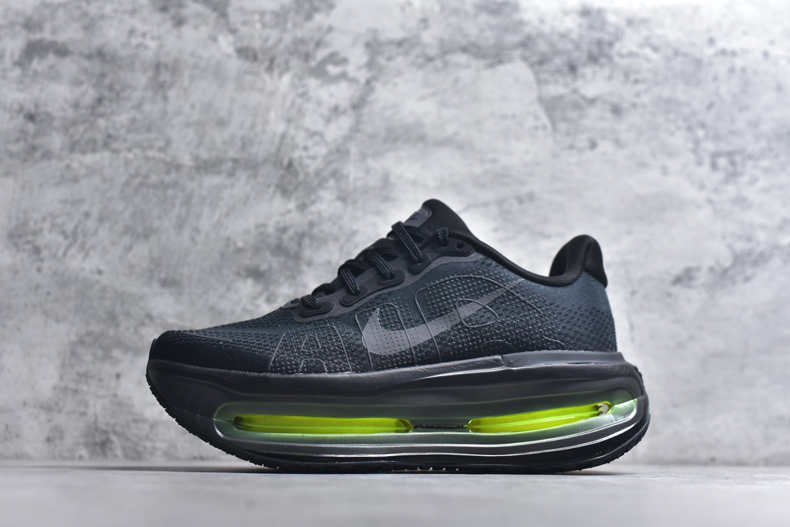 #NIKE VOMERO PREMIUM 全掌气垫缓震网面运动跑鞋 纯原生产线出品 市场目前最优品质 完美还原zp脚感 正确前后分离式两片纤维柱气垫 上下包裹超软弹泡棉 正确组合大底 区别市场通货 版型完美 鞋面材料同步原版1：1 全部原版开发校对 欢迎对比💪🏻 Nike 运用 Air技术专利，推出 Nike Pegasus Premium，沿用经典 Pegasus 系列产品深受跑者喜爱的缓震功能，并配置 Nike 首款可见式塑形 Air Zoom 气垫。 全掌可见的AirZoom首次在Pegasus系列中出现，模仿了Vaporfly的碳板曲线，增强了跑步时的流畅过渡。 货号：HQ2050-001 尺码：36-46-选品中心