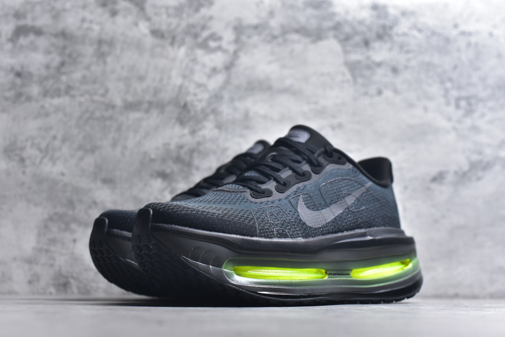 图片[2]-#NIKE VOMERO PREMIUM 全掌气垫缓震网面运动跑鞋 纯原生产线出品 市场目前最优品质 完美还原zp脚感 正确前后分离式两片纤维柱气垫 上下包裹超软弹泡棉 正确组合大底 区别市场通货 版型完美 鞋面材料同步原版1：1 全部原版开发校对 欢迎对比💪🏻 Nike 运用 Air技术专利，推出 Nike Pegasus Premium，沿用经典 Pegasus 系列产品深受跑者喜爱的缓震功能，并配置 Nike 首款可见式塑形 Air Zoom 气垫。 全掌可见的AirZoom首次在Pegasus系列中出现，模仿了Vaporfly的碳板曲线，增强了跑步时的流畅过渡。 货号：HQ2050-001 尺码：36-46-选品中心