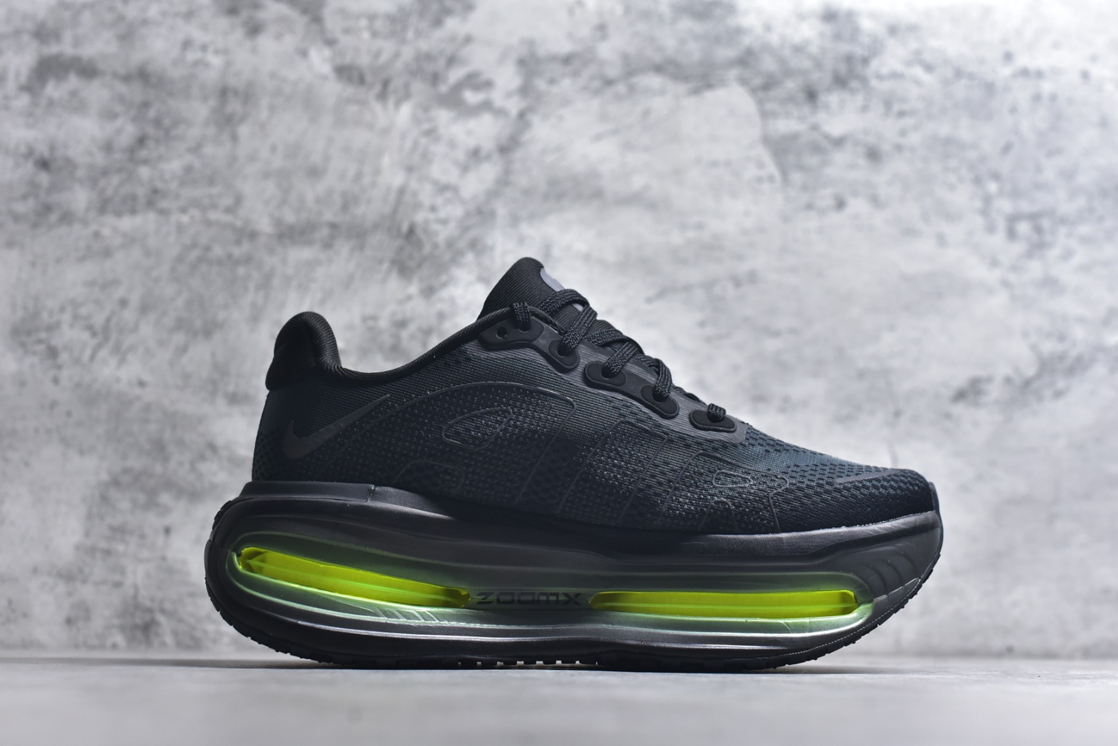 图片[3]-#NIKE VOMERO PREMIUM 全掌气垫缓震网面运动跑鞋 纯原生产线出品 市场目前最优品质 完美还原zp脚感 正确前后分离式两片纤维柱气垫 上下包裹超软弹泡棉 正确组合大底 区别市场通货 版型完美 鞋面材料同步原版1：1 全部原版开发校对 欢迎对比💪🏻 Nike 运用 Air技术专利，推出 Nike Pegasus Premium，沿用经典 Pegasus 系列产品深受跑者喜爱的缓震功能，并配置 Nike 首款可见式塑形 Air Zoom 气垫。 全掌可见的AirZoom首次在Pegasus系列中出现，模仿了Vaporfly的碳板曲线，增强了跑步时的流畅过渡。 货号：HQ2050-001 尺码：36-46-选品中心