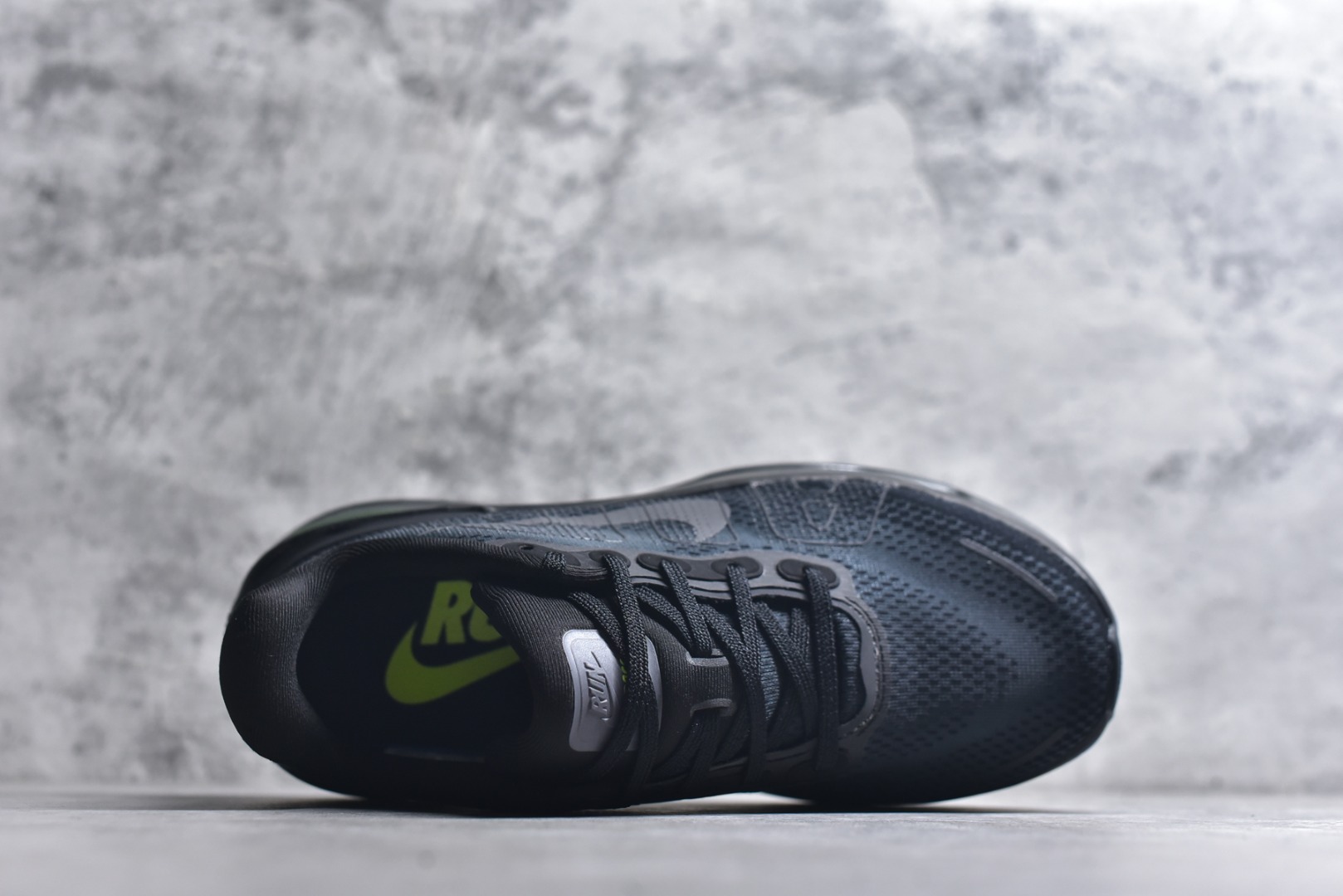 图片[4]-#NIKE VOMERO PREMIUM 全掌气垫缓震网面运动跑鞋 纯原生产线出品 市场目前最优品质 完美还原zp脚感 正确前后分离式两片纤维柱气垫 上下包裹超软弹泡棉 正确组合大底 区别市场通货 版型完美 鞋面材料同步原版1：1 全部原版开发校对 欢迎对比💪🏻 Nike 运用 Air技术专利，推出 Nike Pegasus Premium，沿用经典 Pegasus 系列产品深受跑者喜爱的缓震功能，并配置 Nike 首款可见式塑形 Air Zoom 气垫。 全掌可见的AirZoom首次在Pegasus系列中出现，模仿了Vaporfly的碳板曲线，增强了跑步时的流畅过渡。 货号：HQ2050-001 尺码：36-46-选品中心