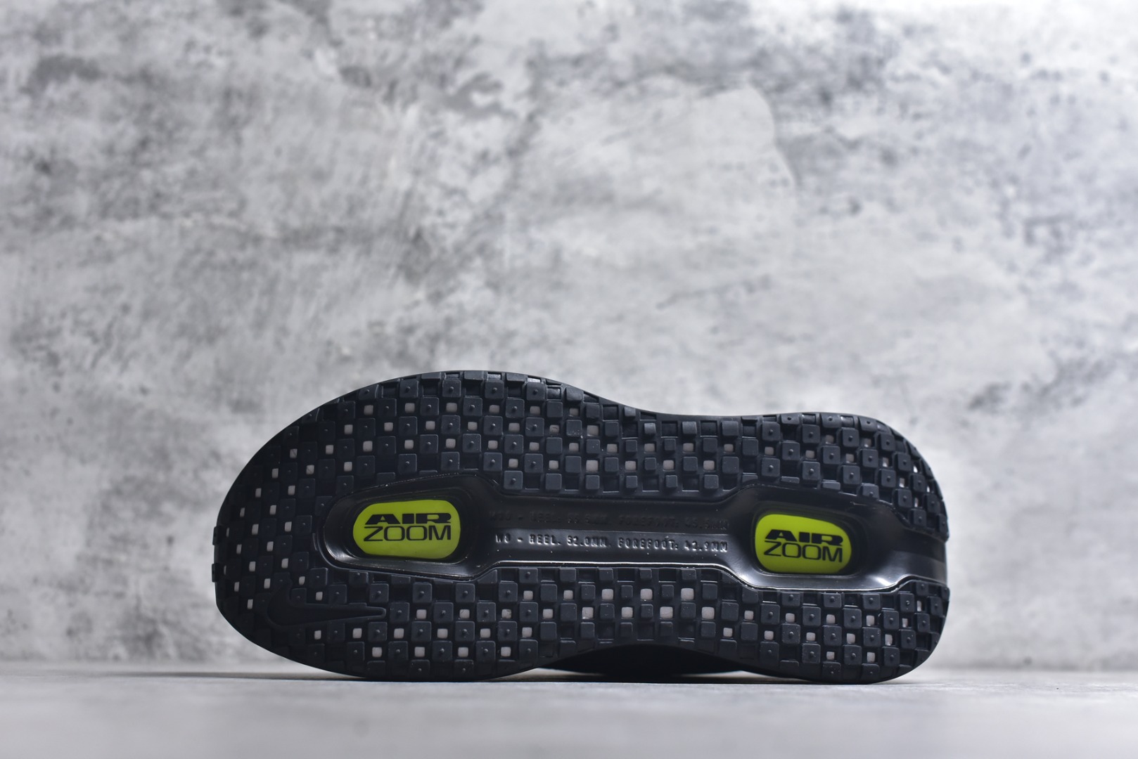 图片[6]-#NIKE VOMERO PREMIUM 全掌气垫缓震网面运动跑鞋 纯原生产线出品 市场目前最优品质 完美还原zp脚感 正确前后分离式两片纤维柱气垫 上下包裹超软弹泡棉 正确组合大底 区别市场通货 版型完美 鞋面材料同步原版1：1 全部原版开发校对 欢迎对比💪🏻 Nike 运用 Air技术专利，推出 Nike Pegasus Premium，沿用经典 Pegasus 系列产品深受跑者喜爱的缓震功能，并配置 Nike 首款可见式塑形 Air Zoom 气垫。 全掌可见的AirZoom首次在Pegasus系列中出现，模仿了Vaporfly的碳板曲线，增强了跑步时的流畅过渡。 货号：HQ2050-001 尺码：36-46-选品中心