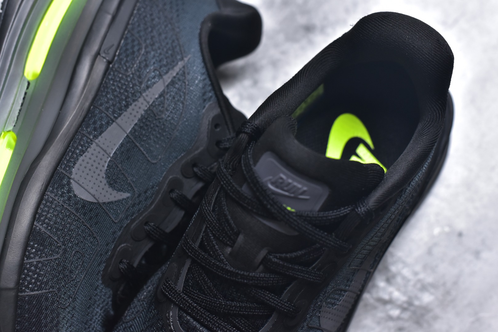 图片[9]-#NIKE VOMERO PREMIUM 全掌气垫缓震网面运动跑鞋 纯原生产线出品 市场目前最优品质 完美还原zp脚感 正确前后分离式两片纤维柱气垫 上下包裹超软弹泡棉 正确组合大底 区别市场通货 版型完美 鞋面材料同步原版1：1 全部原版开发校对 欢迎对比💪🏻 Nike 运用 Air技术专利，推出 Nike Pegasus Premium，沿用经典 Pegasus 系列产品深受跑者喜爱的缓震功能，并配置 Nike 首款可见式塑形 Air Zoom 气垫。 全掌可见的AirZoom首次在Pegasus系列中出现，模仿了Vaporfly的碳板曲线，增强了跑步时的流畅过渡。 货号：HQ2050-001 尺码：36-46-选品中心