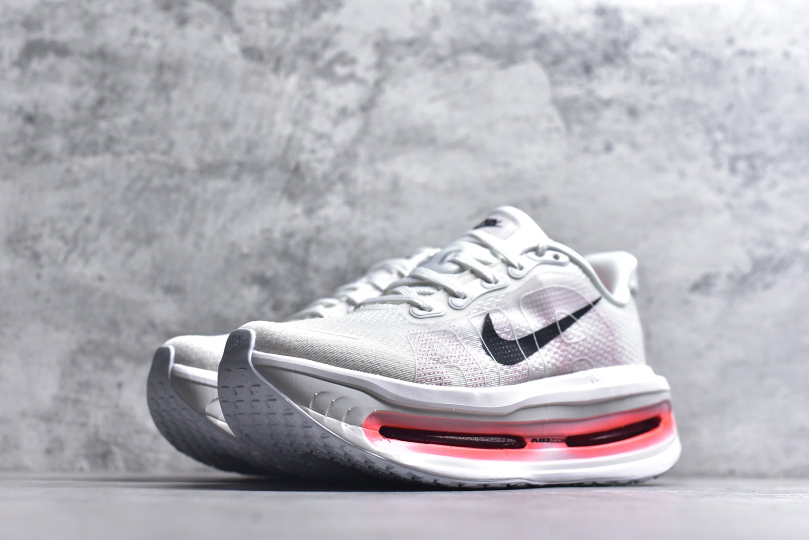 图片[2]-#NIKE VOMERO PREMIUM 全掌气垫缓震网面运动跑鞋 纯原生产线出品 市场目前最优品质 完美还原zp脚感 正确前后分离式两片纤维柱气垫 上下包裹超软弹泡棉 正确组合大底 区别市场通货 版型完美 鞋面材料同步原版1：1 全部原版开发校对 欢迎对比💪🏻 Nike 运用 Air技术专利，推出 Nike Pegasus Premium，沿用经典 Pegasus 系列产品深受跑者喜爱的缓震功能，并配置 Nike 首款可见式塑形 Air Zoom 气垫。 全掌可见的AirZoom首次在Pegasus系列中出现，模仿了Vaporfly的碳板曲线，增强了跑步时的流畅过渡。 货号：HQ2050 103 尺码：36-46-选品中心