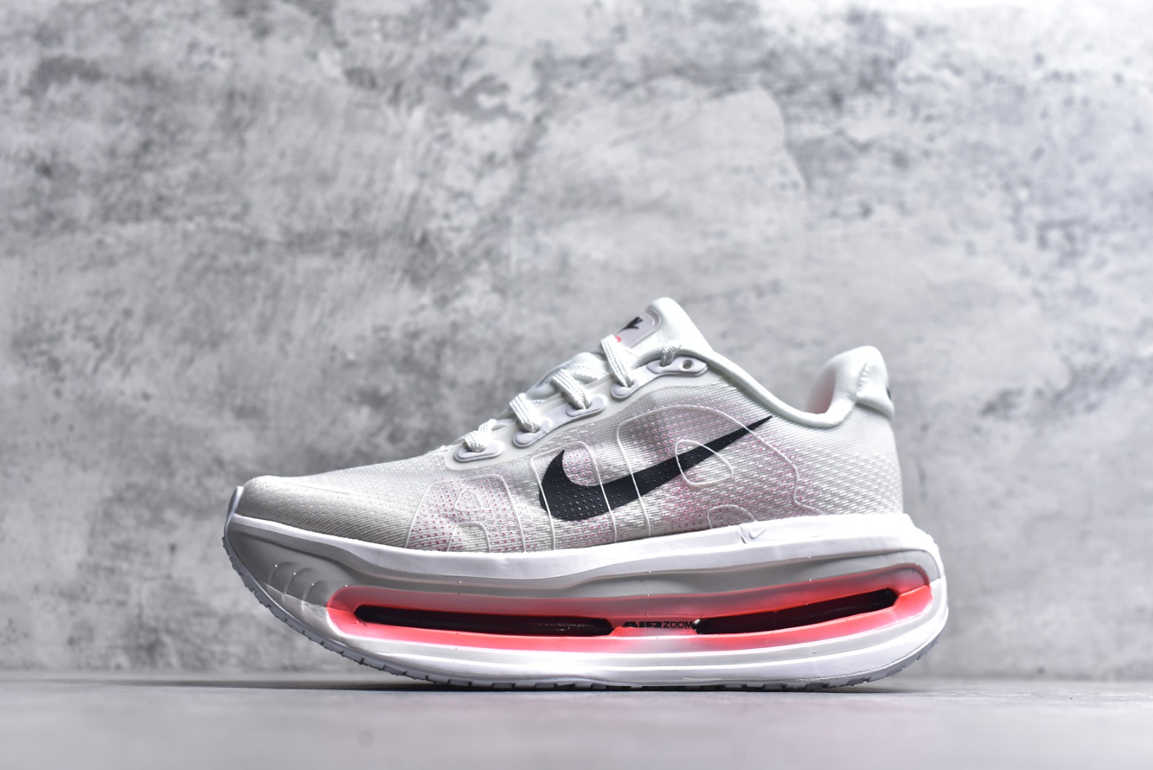 #NIKE VOMERO PREMIUM 全掌气垫缓震网面运动跑鞋 纯原生产线出品 市场目前最优品质 完美还原zp脚感 正确前后分离式两片纤维柱气垫 上下包裹超软弹泡棉 正确组合大底 区别市场通货 版型完美 鞋面材料同步原版1：1 全部原版开发校对 欢迎对比💪🏻 Nike 运用 Air技术专利，推出 Nike Pegasus Premium，沿用经典 Pegasus 系列产品深受跑者喜爱的缓震功能，并配置 Nike 首款可见式塑形 Air Zoom 气垫。 全掌可见的AirZoom首次在Pegasus系列中出现，模仿了Vaporfly的碳板曲线，增强了跑步时的流畅过渡。 货号：HQ2050 103 尺码：36-46-选品中心