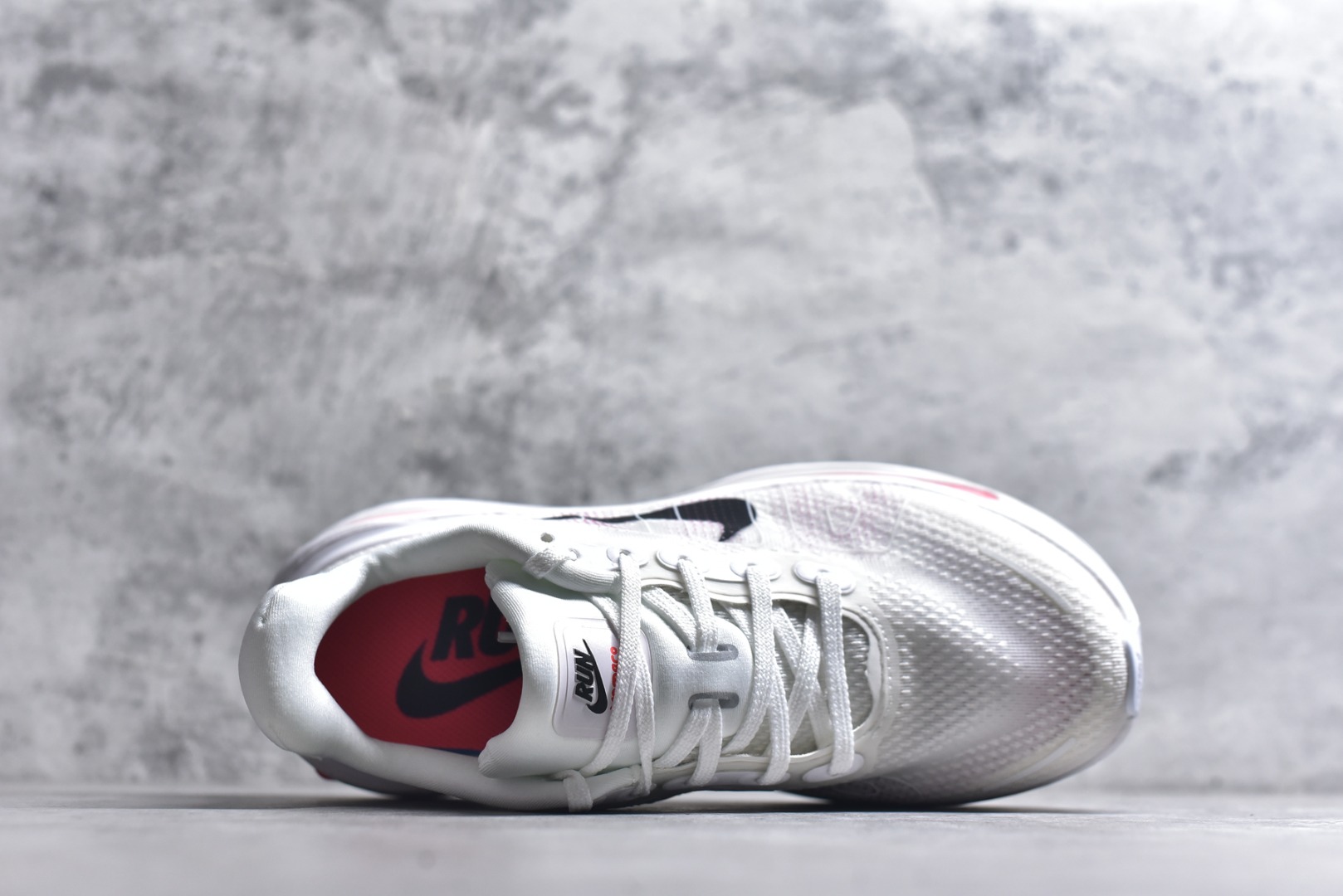 图片[4]-#NIKE VOMERO PREMIUM 全掌气垫缓震网面运动跑鞋 纯原生产线出品 市场目前最优品质 完美还原zp脚感 正确前后分离式两片纤维柱气垫 上下包裹超软弹泡棉 正确组合大底 区别市场通货 版型完美 鞋面材料同步原版1：1 全部原版开发校对 欢迎对比💪🏻 Nike 运用 Air技术专利，推出 Nike Pegasus Premium，沿用经典 Pegasus 系列产品深受跑者喜爱的缓震功能，并配置 Nike 首款可见式塑形 Air Zoom 气垫。 全掌可见的AirZoom首次在Pegasus系列中出现，模仿了Vaporfly的碳板曲线，增强了跑步时的流畅过渡。 货号：HQ2050 103 尺码：36-46-选品中心