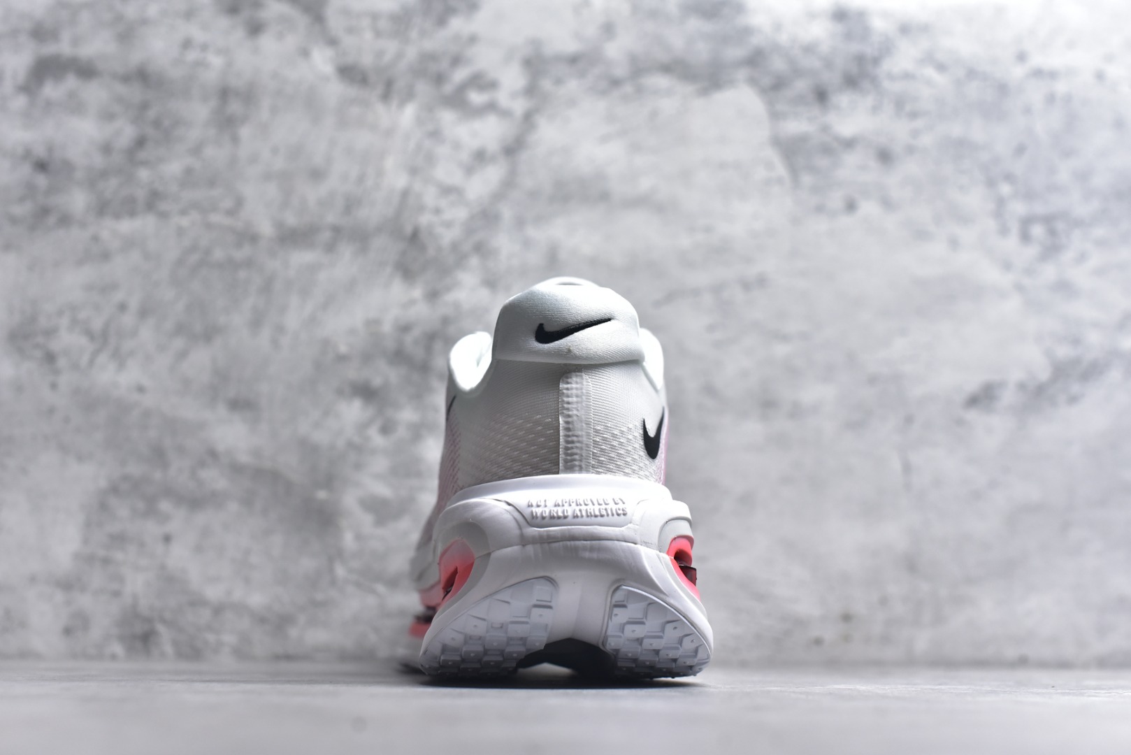 图片[5]-#NIKE VOMERO PREMIUM 全掌气垫缓震网面运动跑鞋 纯原生产线出品 市场目前最优品质 完美还原zp脚感 正确前后分离式两片纤维柱气垫 上下包裹超软弹泡棉 正确组合大底 区别市场通货 版型完美 鞋面材料同步原版1：1 全部原版开发校对 欢迎对比💪🏻 Nike 运用 Air技术专利，推出 Nike Pegasus Premium，沿用经典 Pegasus 系列产品深受跑者喜爱的缓震功能，并配置 Nike 首款可见式塑形 Air Zoom 气垫。 全掌可见的AirZoom首次在Pegasus系列中出现，模仿了Vaporfly的碳板曲线，增强了跑步时的流畅过渡。 货号：HQ2050 103 尺码：36-46-选品中心