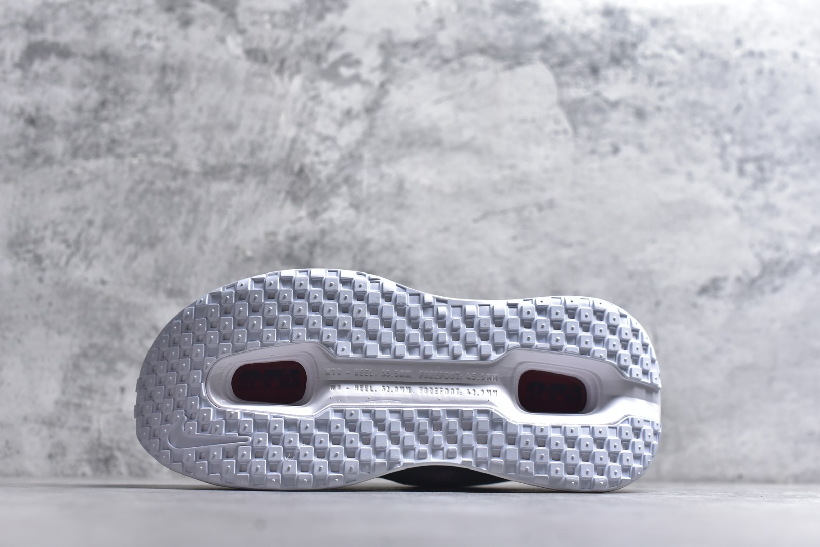 图片[6]-#NIKE VOMERO PREMIUM 全掌气垫缓震网面运动跑鞋 纯原生产线出品 市场目前最优品质 完美还原zp脚感 正确前后分离式两片纤维柱气垫 上下包裹超软弹泡棉 正确组合大底 区别市场通货 版型完美 鞋面材料同步原版1：1 全部原版开发校对 欢迎对比💪🏻 Nike 运用 Air技术专利，推出 Nike Pegasus Premium，沿用经典 Pegasus 系列产品深受跑者喜爱的缓震功能，并配置 Nike 首款可见式塑形 Air Zoom 气垫。 全掌可见的AirZoom首次在Pegasus系列中出现，模仿了Vaporfly的碳板曲线，增强了跑步时的流畅过渡。 货号：HQ2050 103 尺码：36-46-选品中心