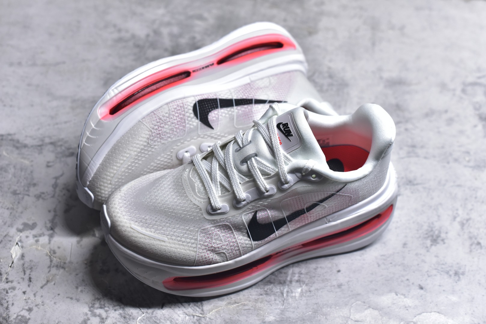 图片[7]-#NIKE VOMERO PREMIUM 全掌气垫缓震网面运动跑鞋 纯原生产线出品 市场目前最优品质 完美还原zp脚感 正确前后分离式两片纤维柱气垫 上下包裹超软弹泡棉 正确组合大底 区别市场通货 版型完美 鞋面材料同步原版1：1 全部原版开发校对 欢迎对比💪🏻 Nike 运用 Air技术专利，推出 Nike Pegasus Premium，沿用经典 Pegasus 系列产品深受跑者喜爱的缓震功能，并配置 Nike 首款可见式塑形 Air Zoom 气垫。 全掌可见的AirZoom首次在Pegasus系列中出现，模仿了Vaporfly的碳板曲线，增强了跑步时的流畅过渡。 货号：HQ2050 103 尺码：36-46-选品中心